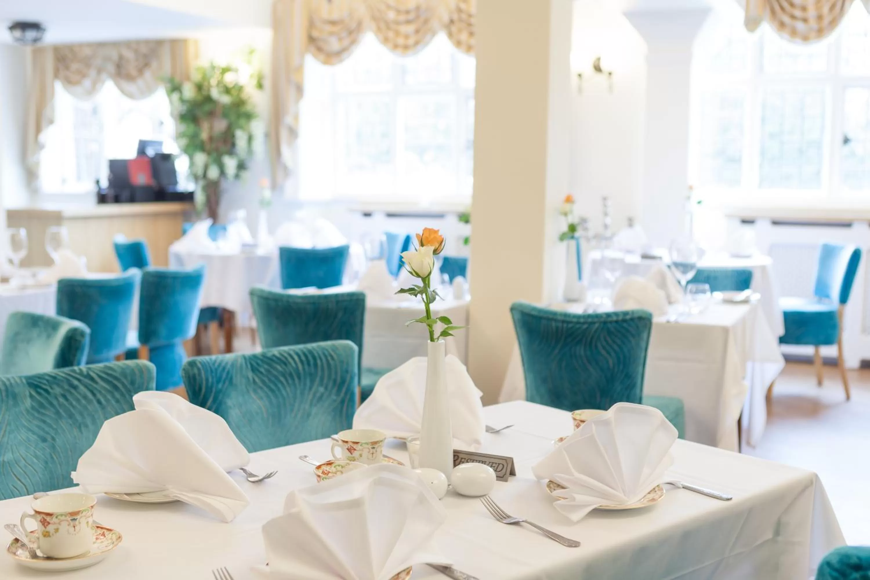 Restaurant/places to eat in De Rougemont Manor