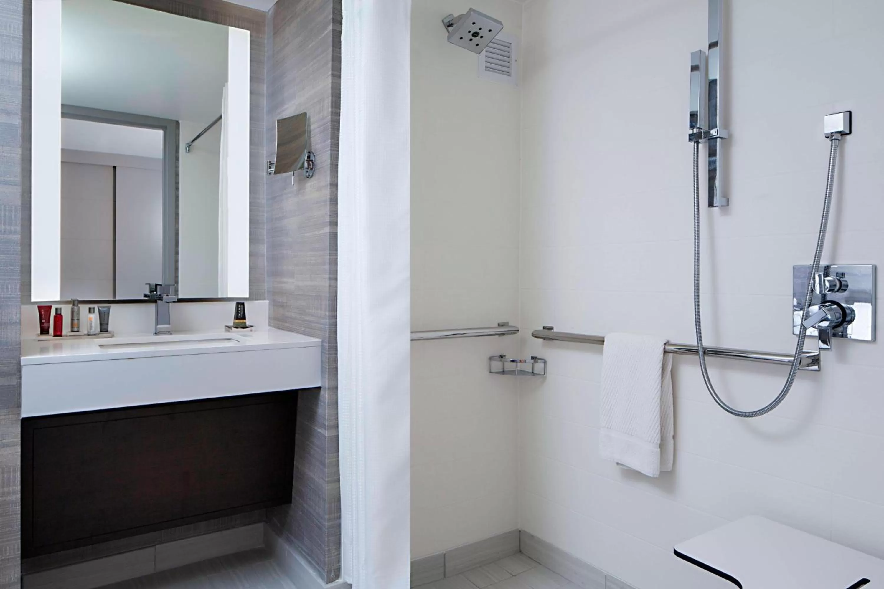 Bathroom in Indianapolis Marriott Downtown