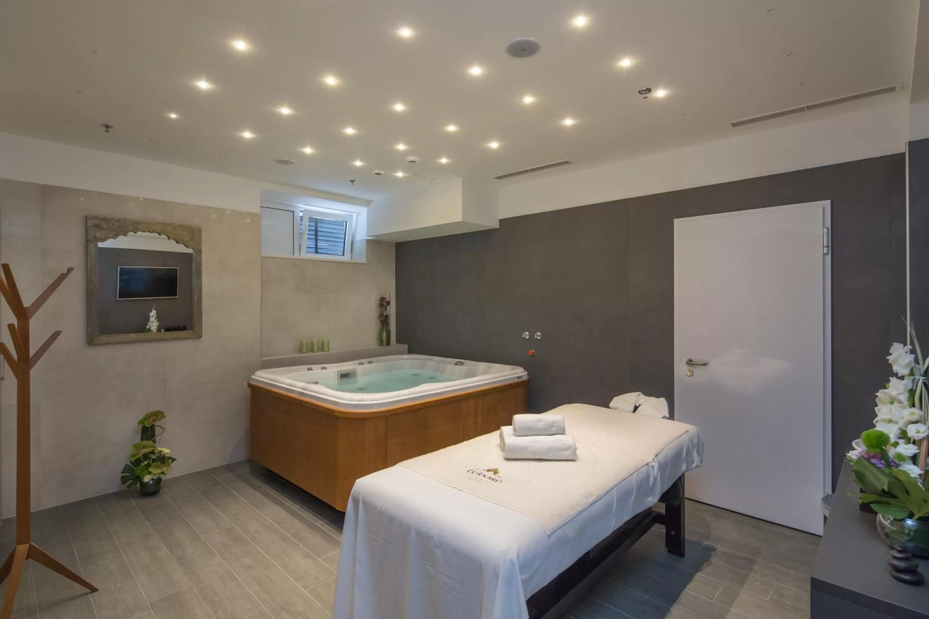 Massage, Bed in Cornaro Hotel