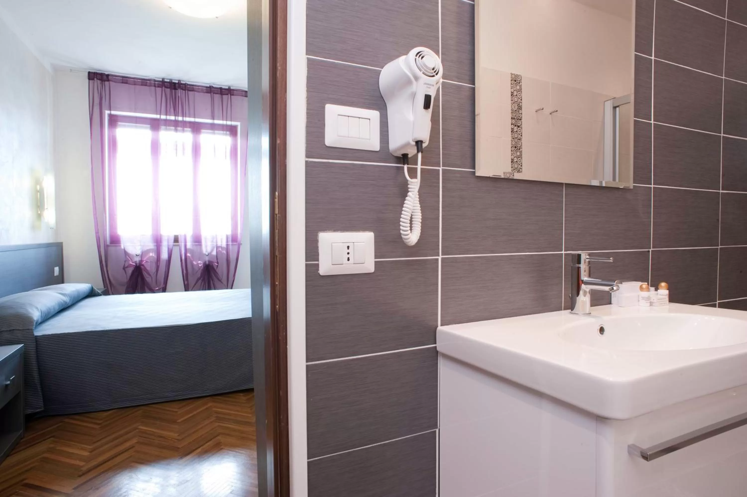 Bathroom, Bed in Hotel Astoria