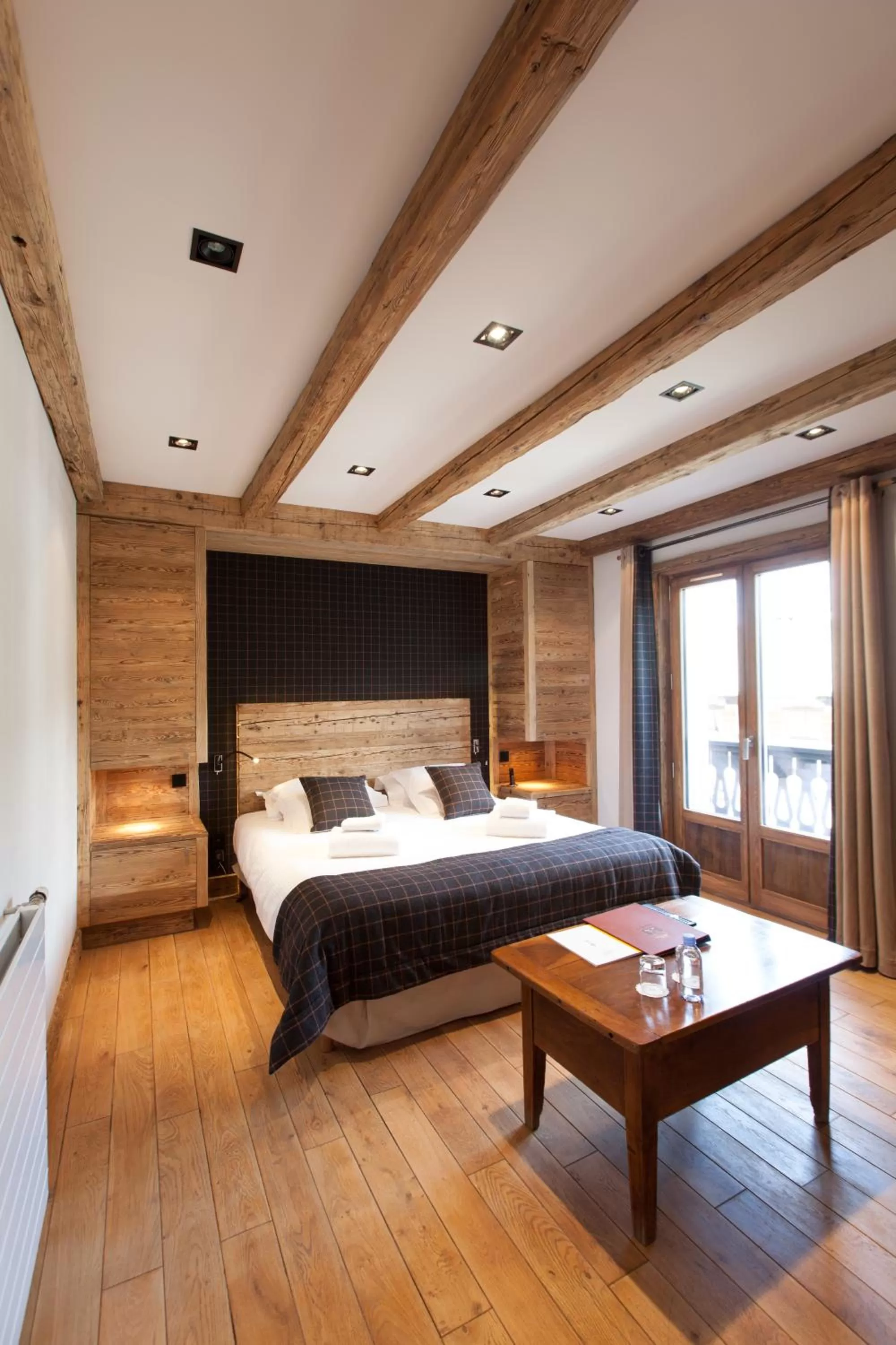 Day, Bed in Au Coin Du Feu