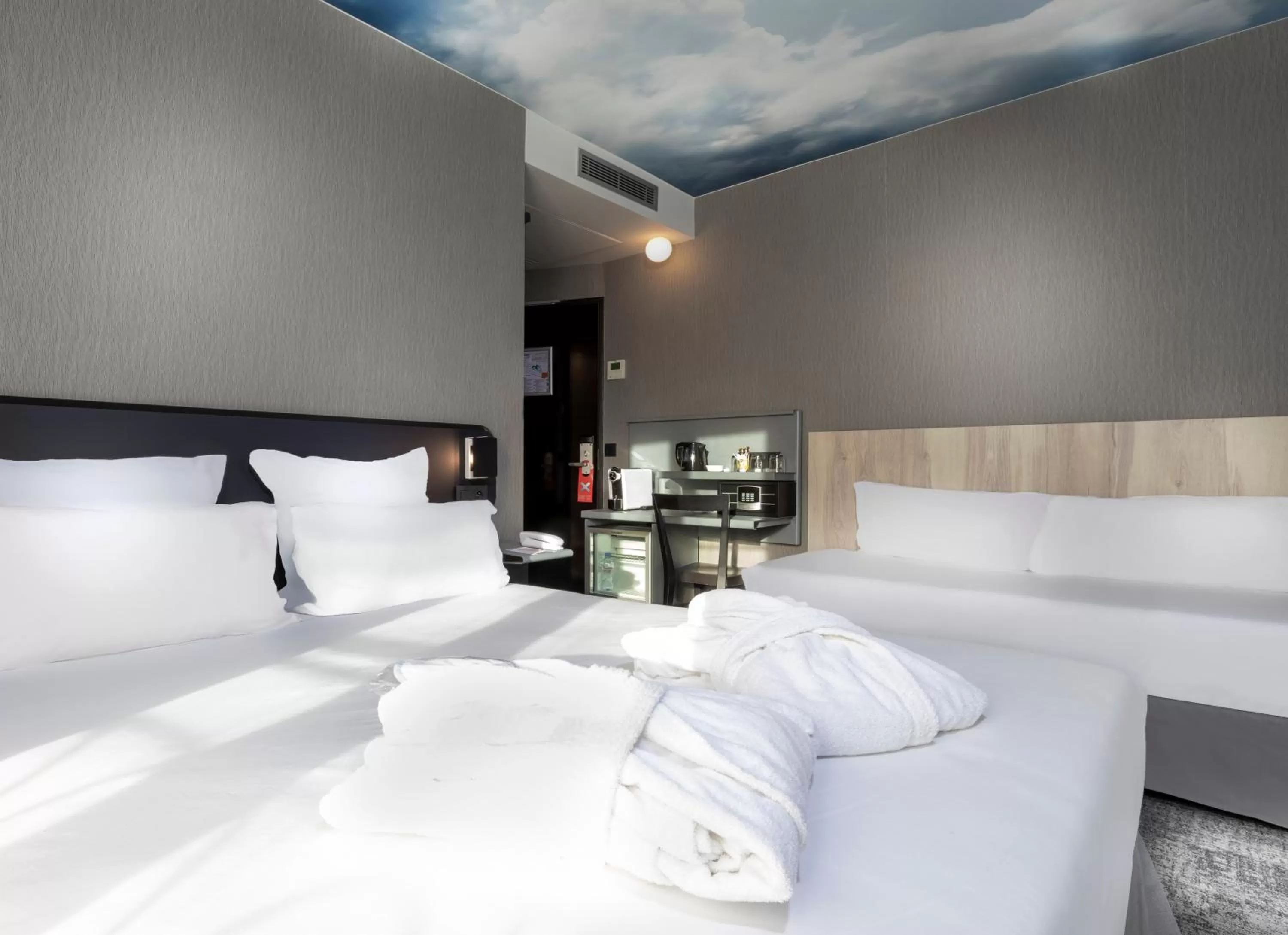 Property building, Bed in Libertel Montmartre Opéra