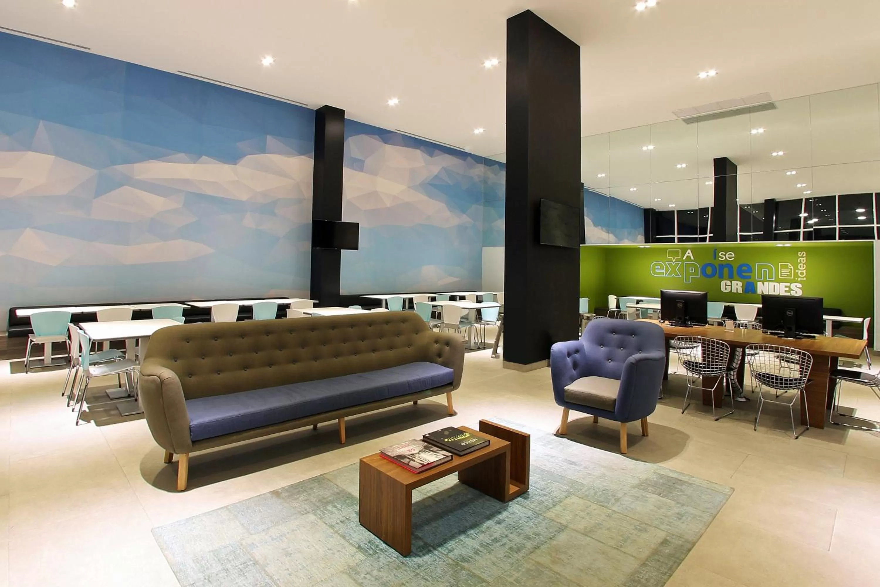 Lobby or reception in One Cuautitlan