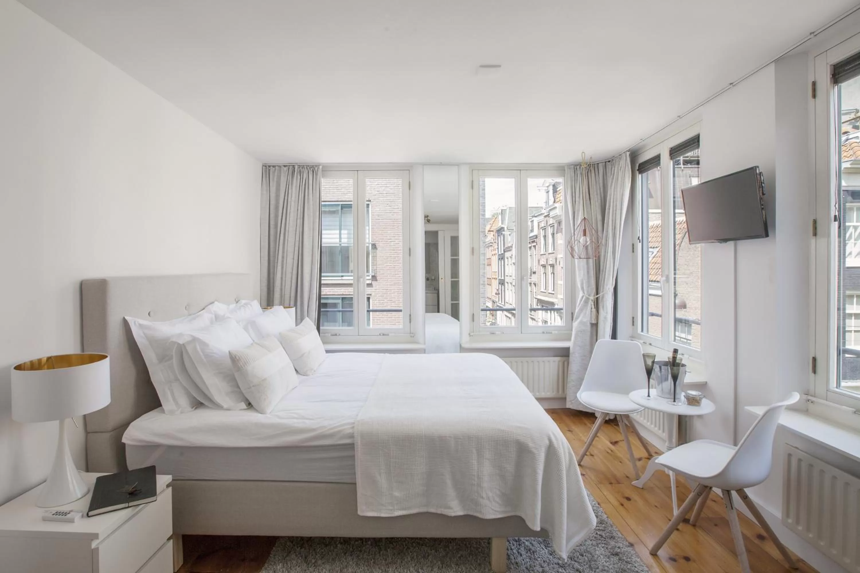 Kitchen or kitchenette, Bed in Jordaan Suite bed and bubbles