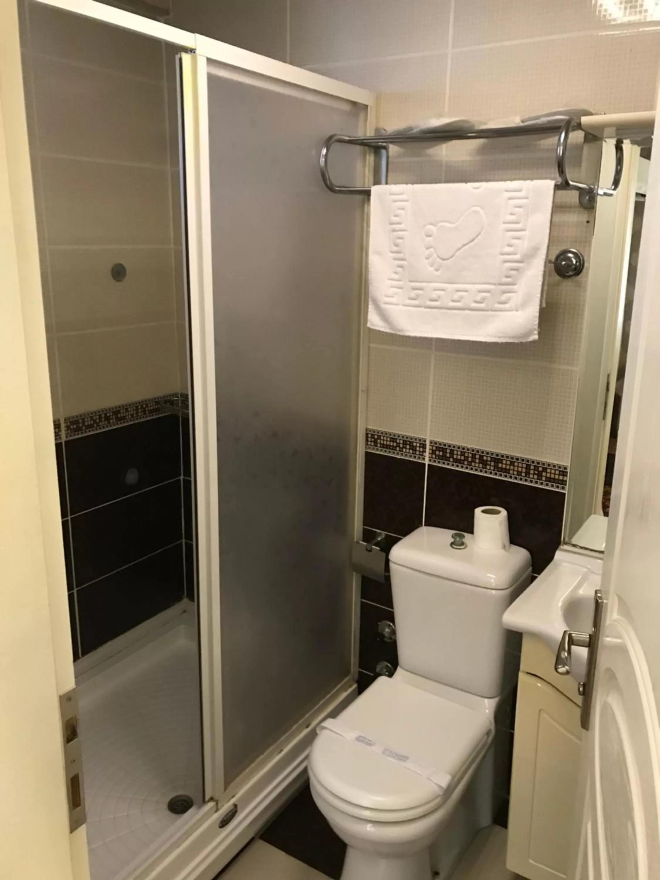 Bathroom in Sakran Hotel