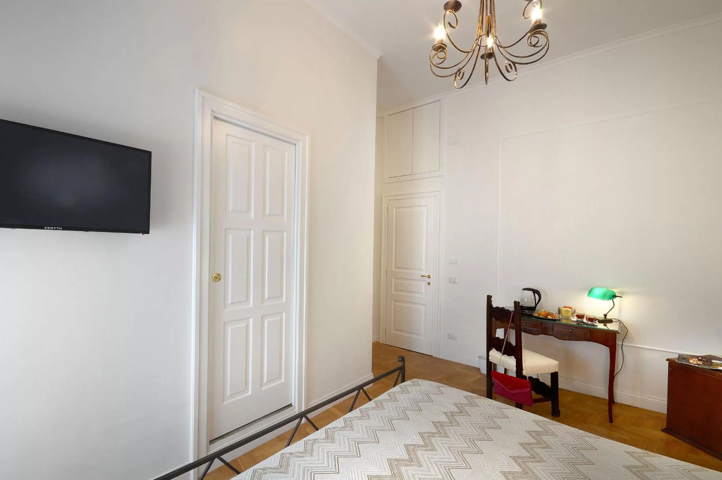 Photo of the whole room, Bed in Residenza Borbonica