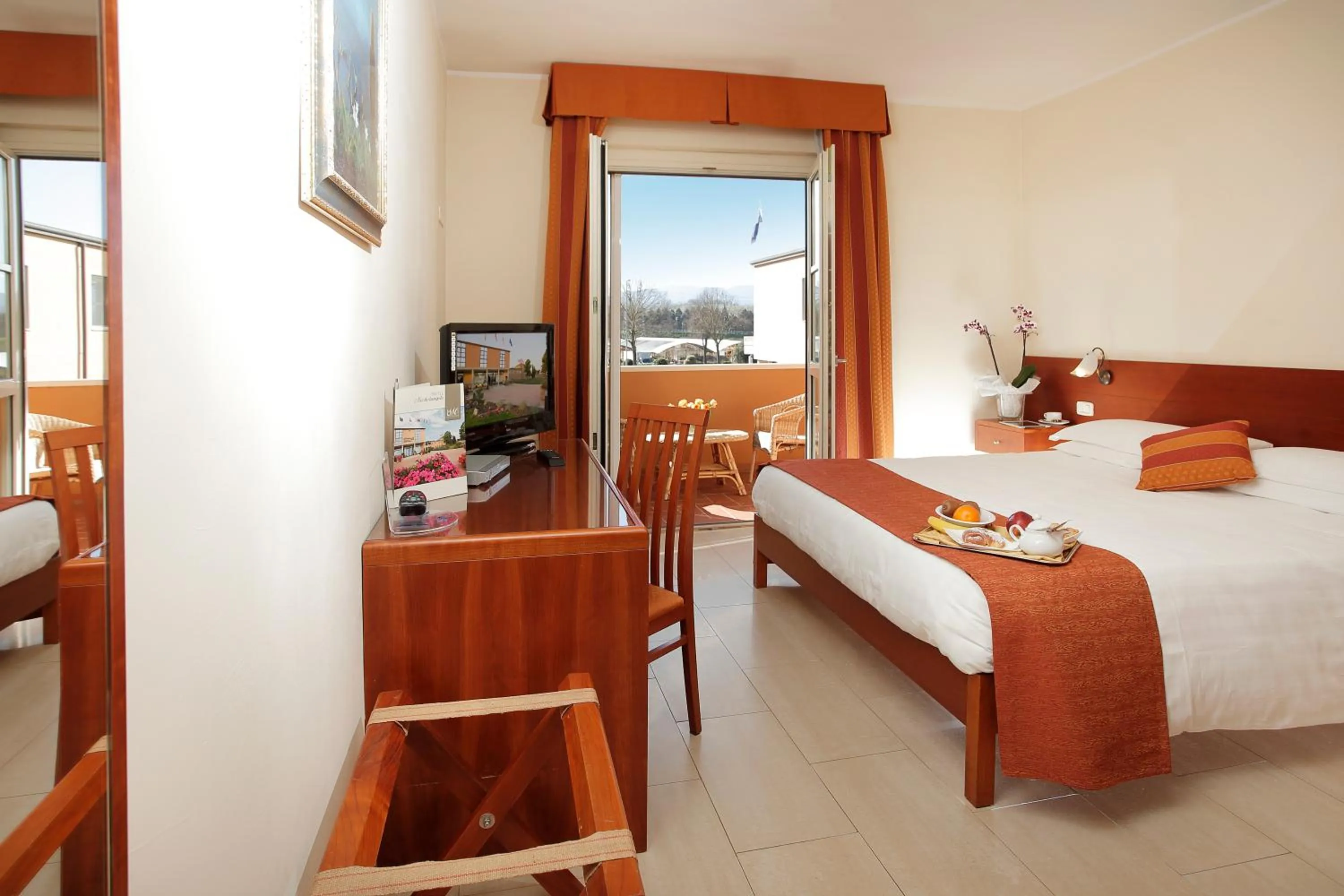 Balcony/Terrace, Bed in Hotel Michelangelo