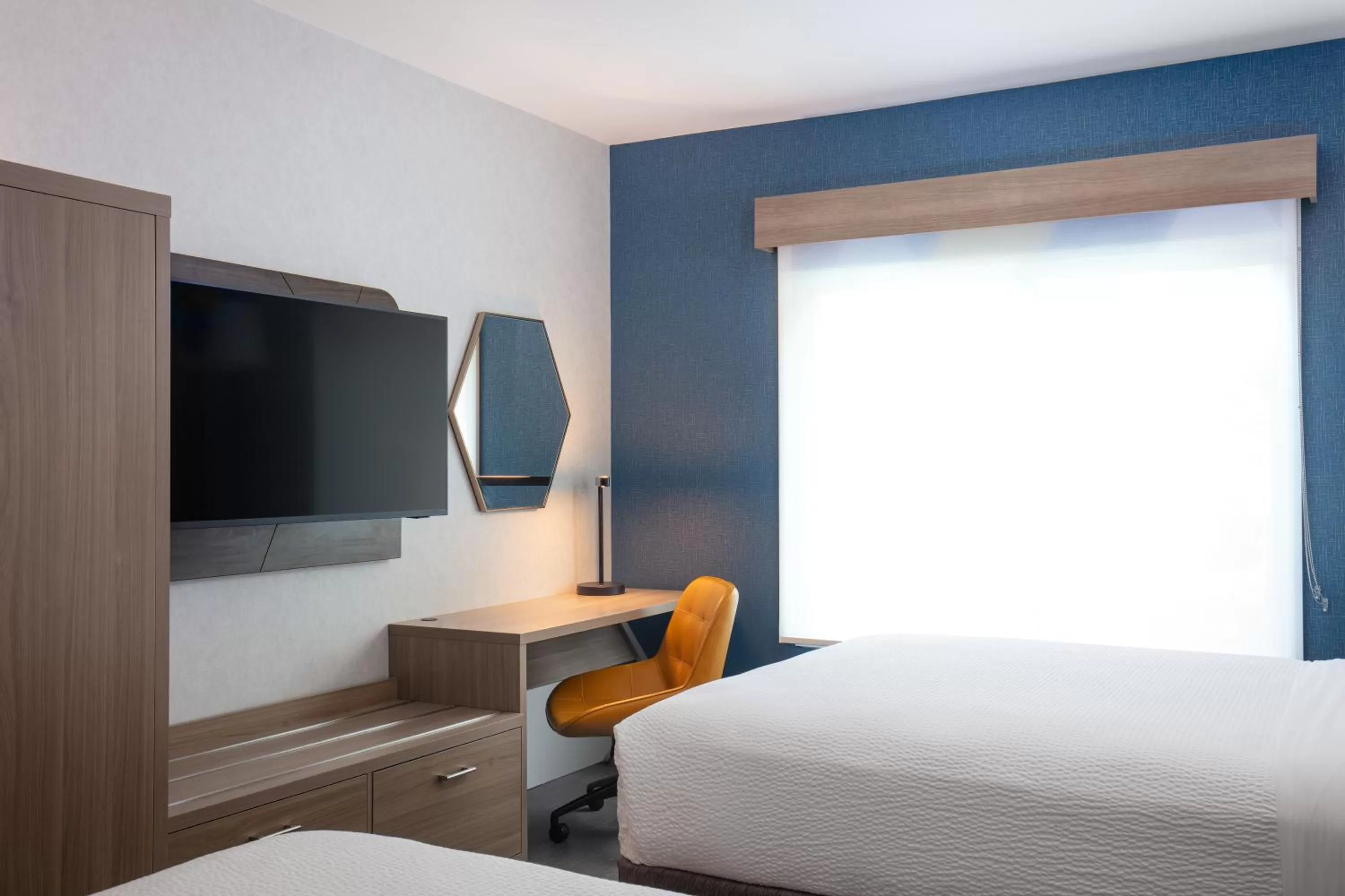 Communal lounge/ TV room, Bed in Holiday Inn Express Bothell by IHG