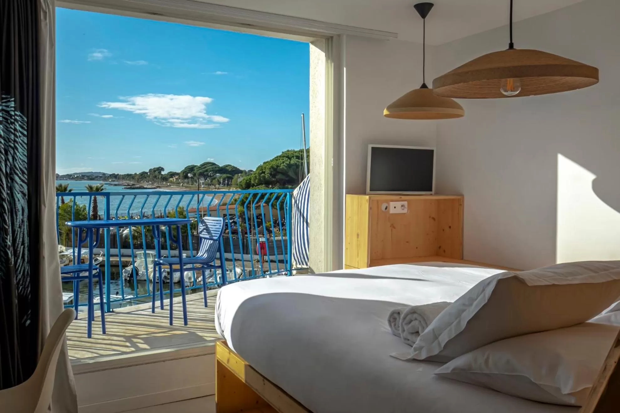 Balcony/Terrace, Bed in Hôtel La Reine Jane