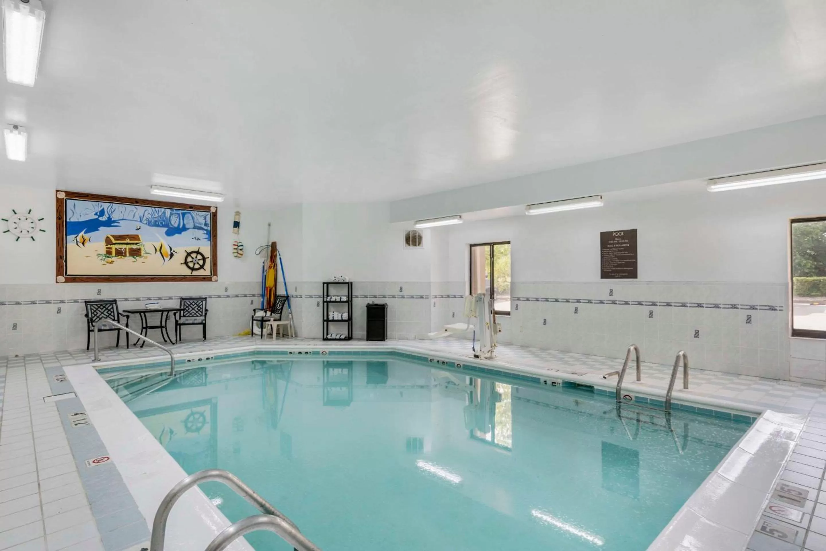 Swimming pool in Comfort Inn & Suites La Grange - Louisville Area