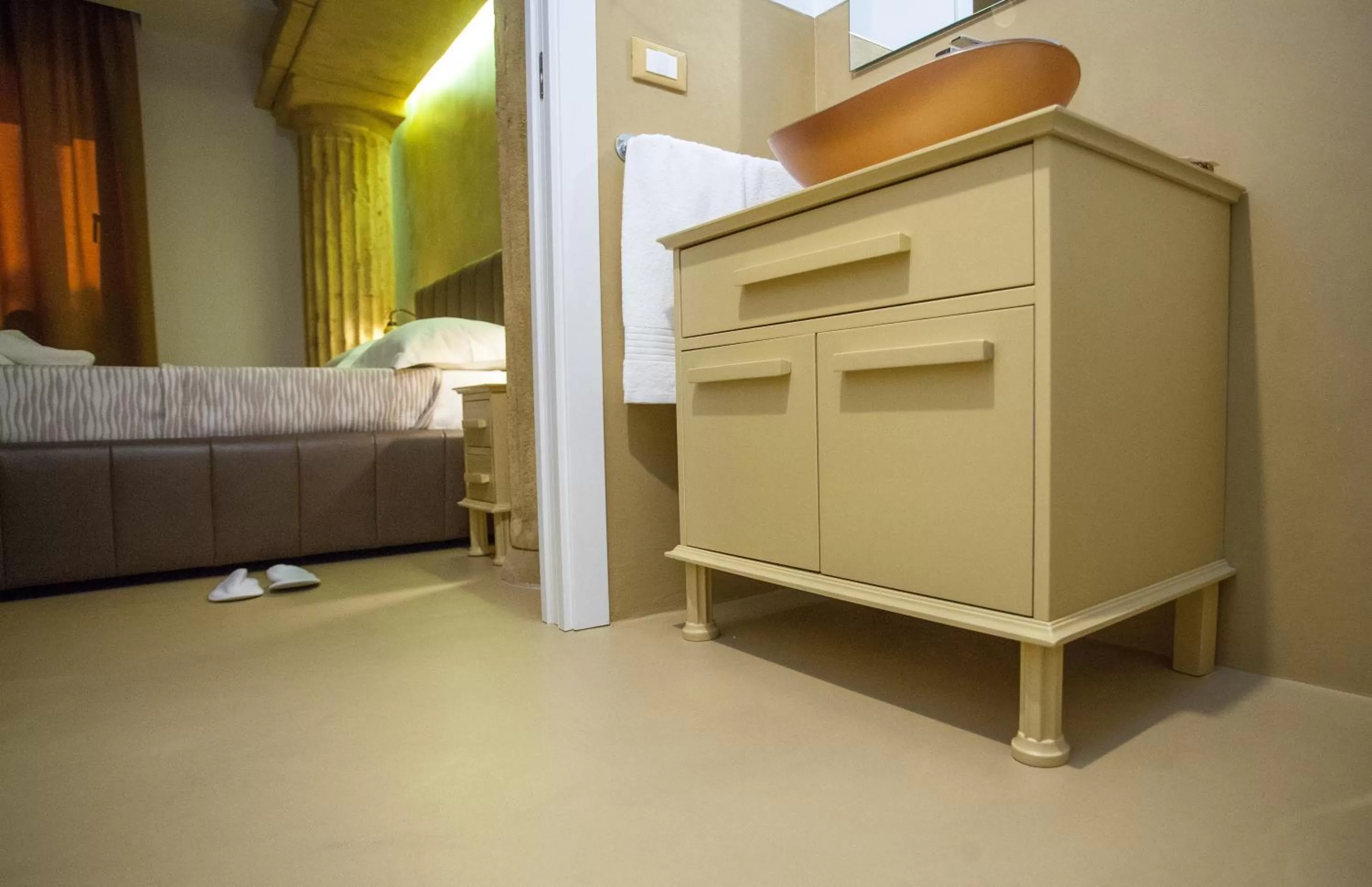 Decorative detail in Tra Le Braccia di Morfeo