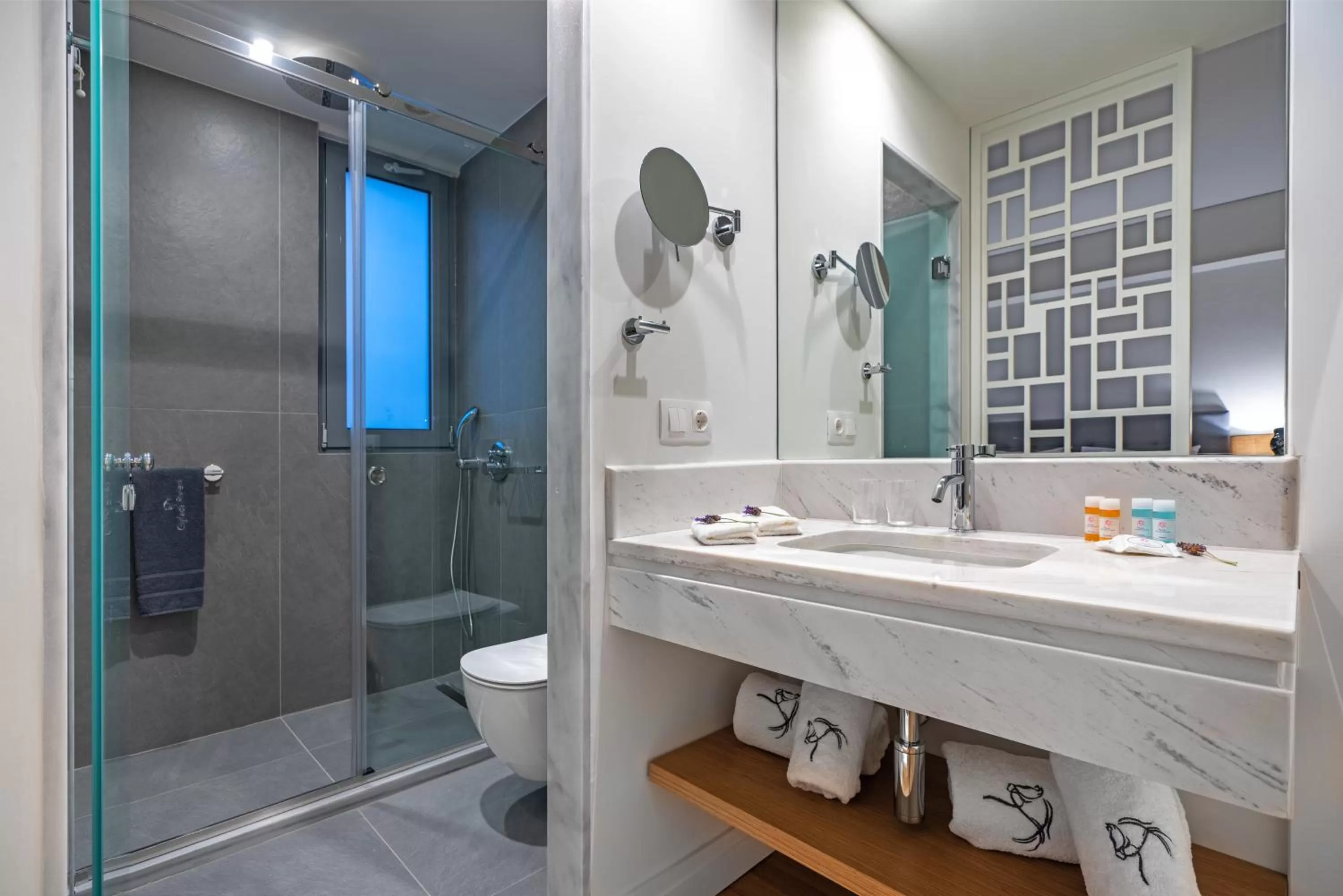 Bathroom in Glyfada Riviera Hotel