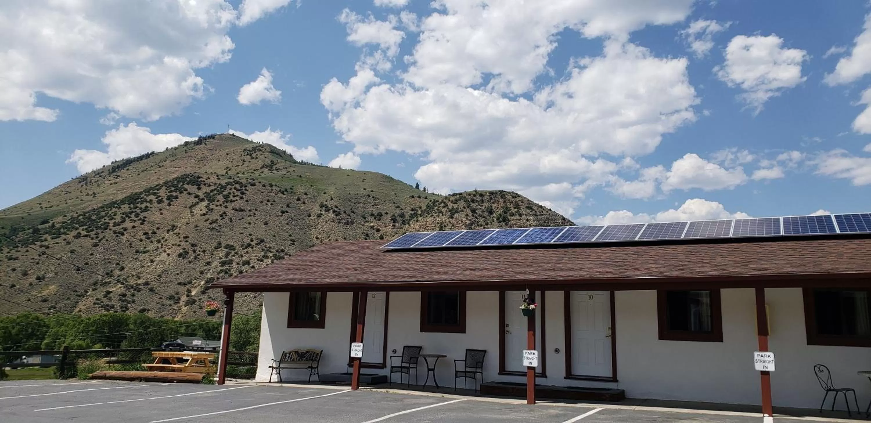 Mountain view in Canyon Motel near Rocky Mountain National Park