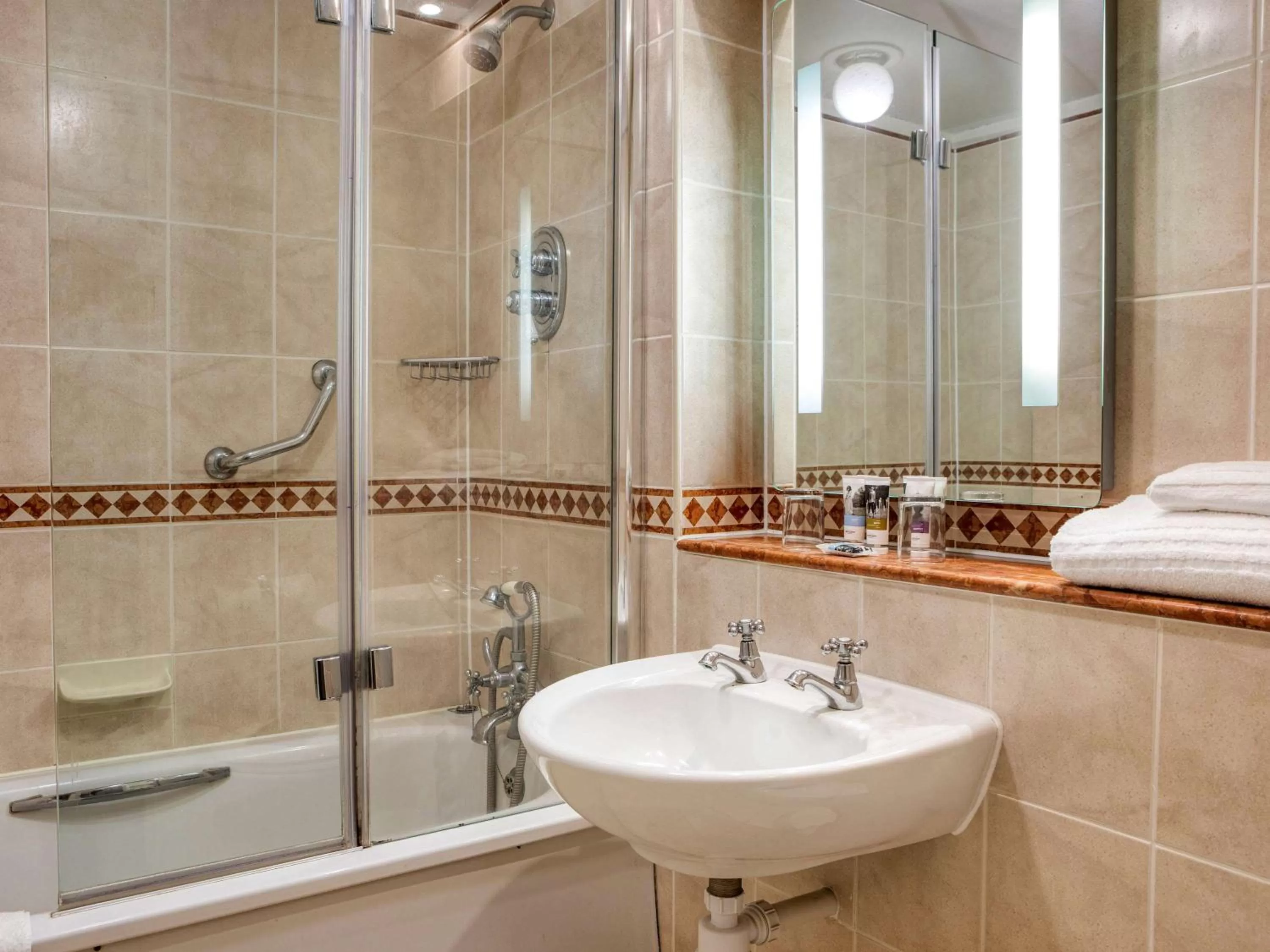 Shower in Winchester Wessex Hotel by Sunday