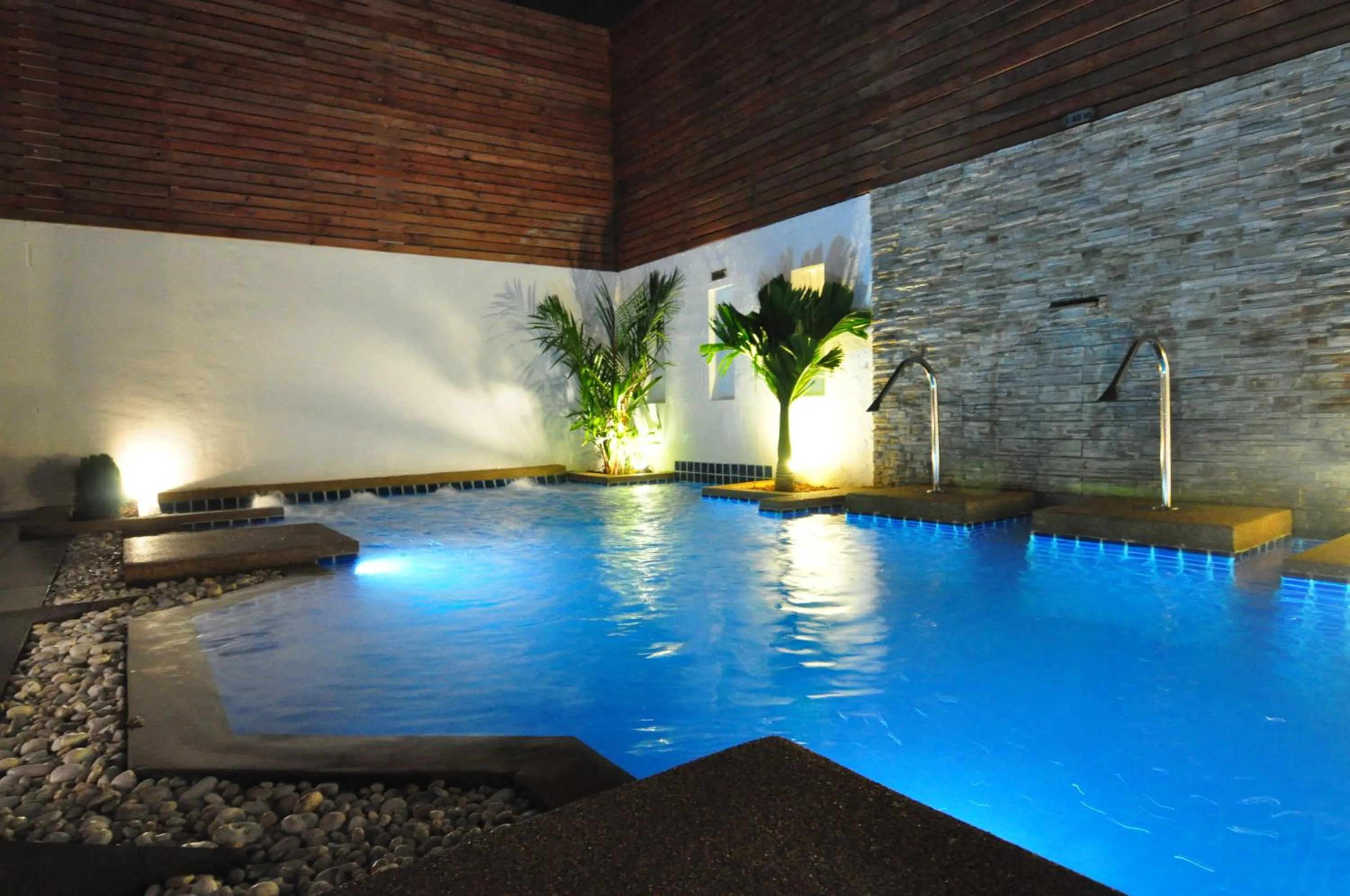 Swimming pool in Forty Winks Phuket Hotel