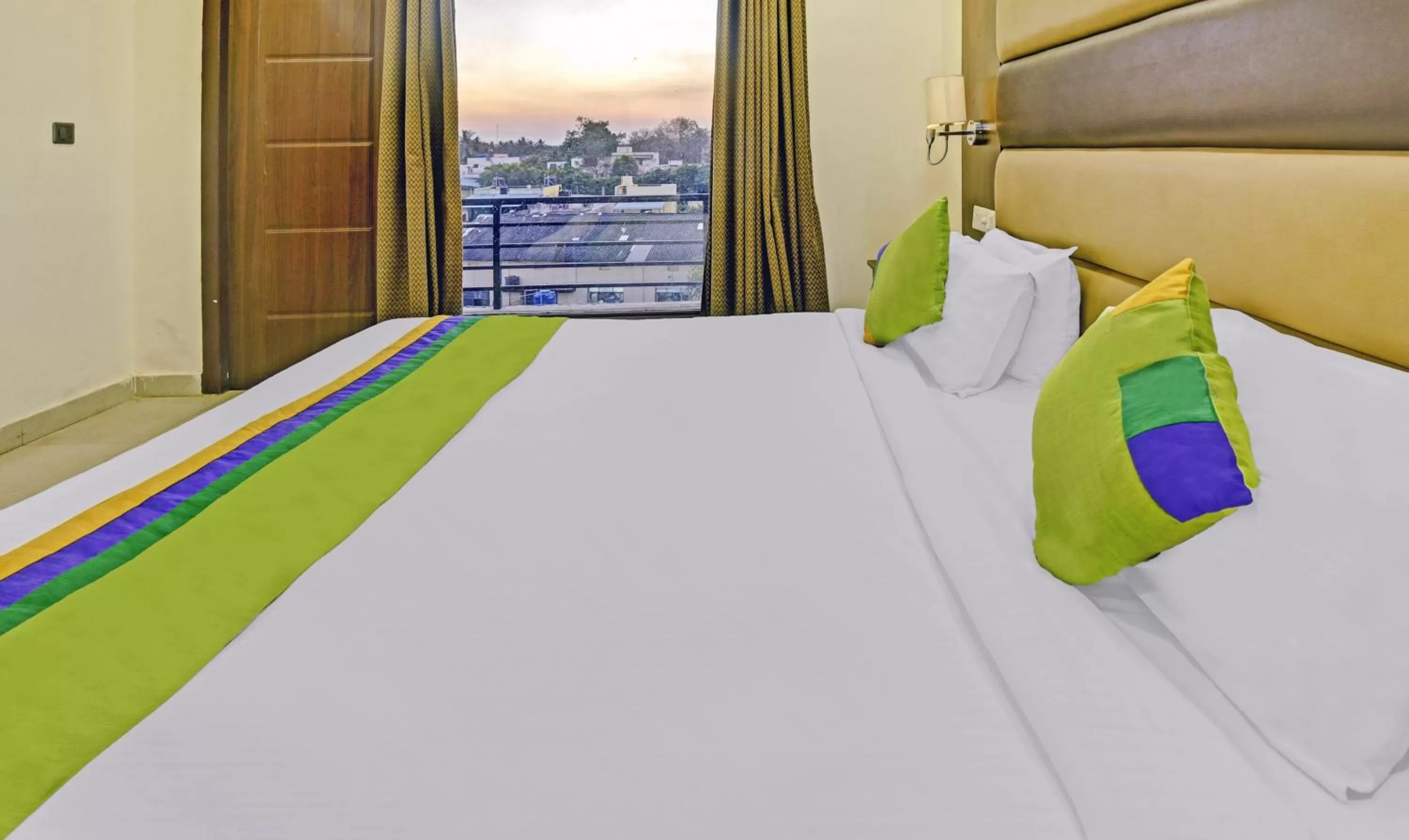 Bed in Treebo Kingsbury Fiesta Vellore