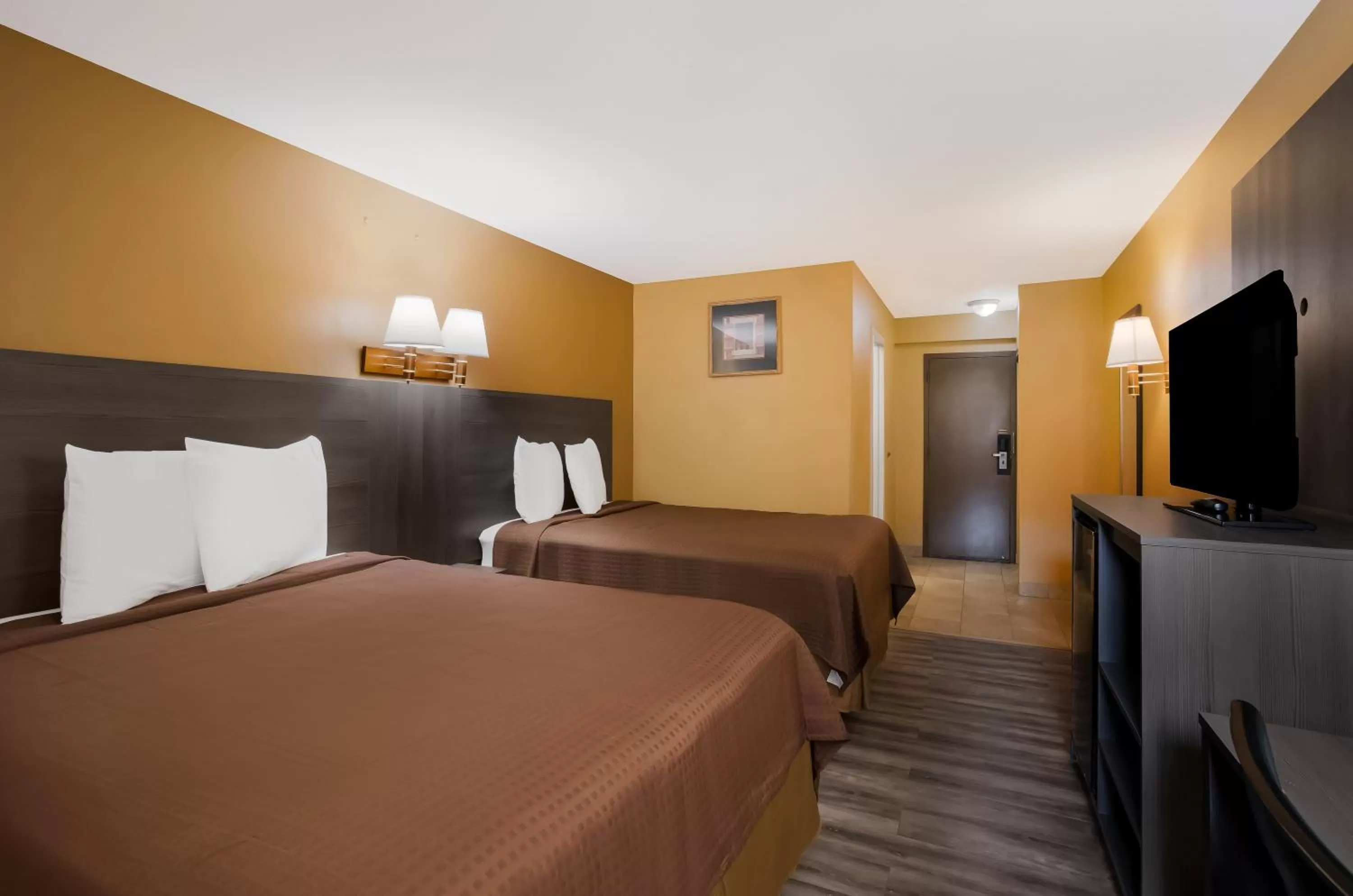 Bed in Scottish Inn & Suites-Allentown
