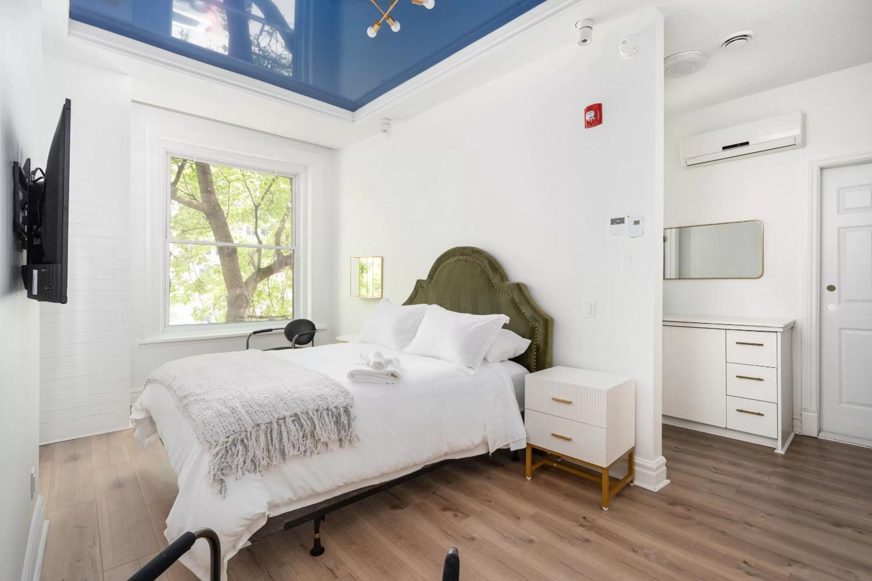 Bed in Le Penfield Par Nomade MTL