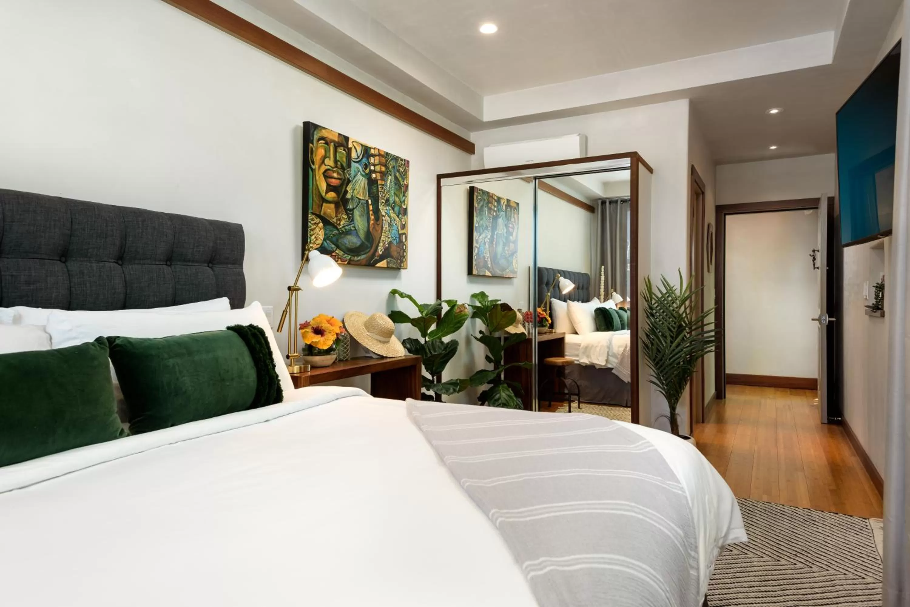 Photo of the whole room in Paia Inn