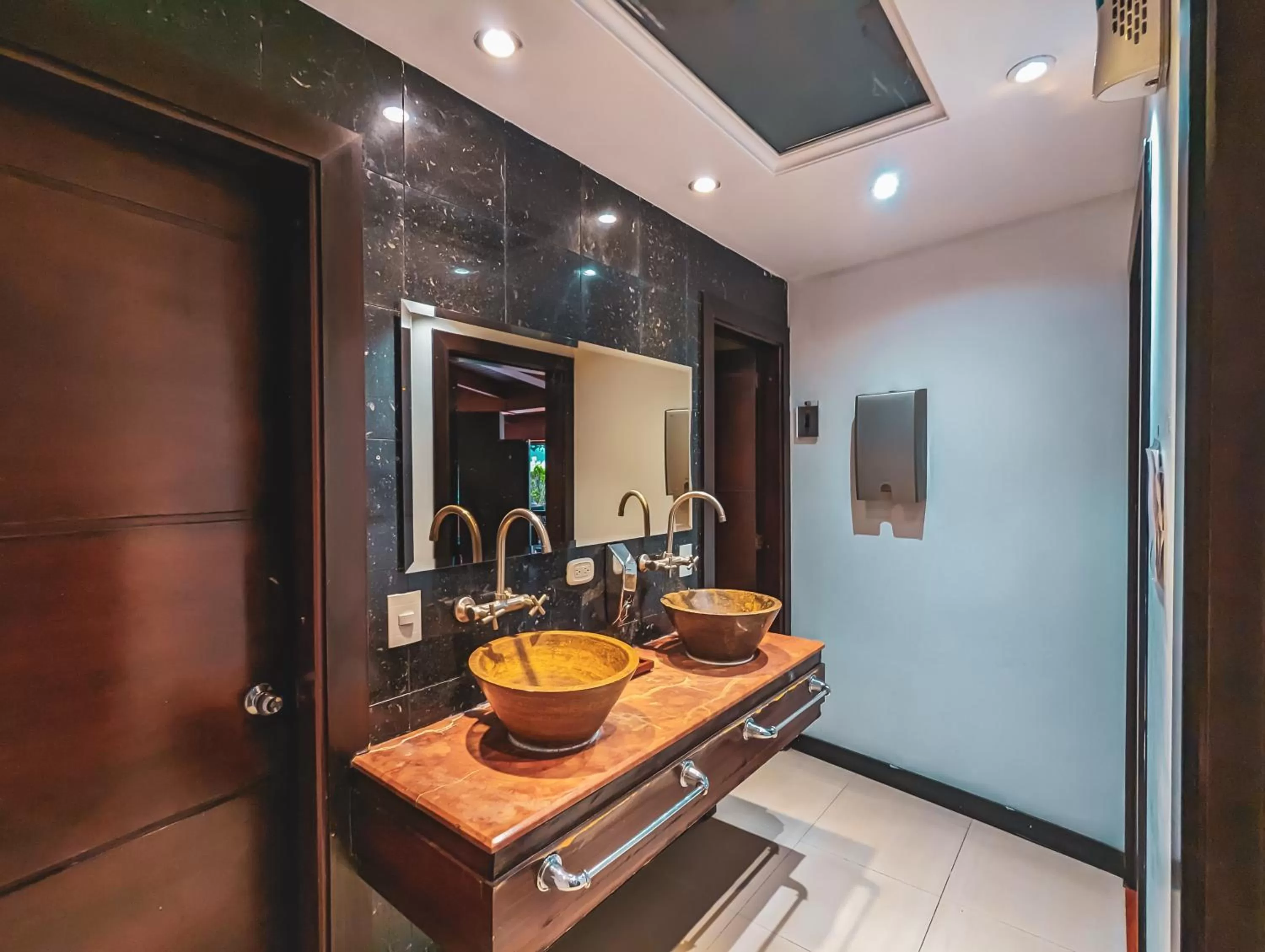 Bathroom in Hotel Charlotte Suite 26