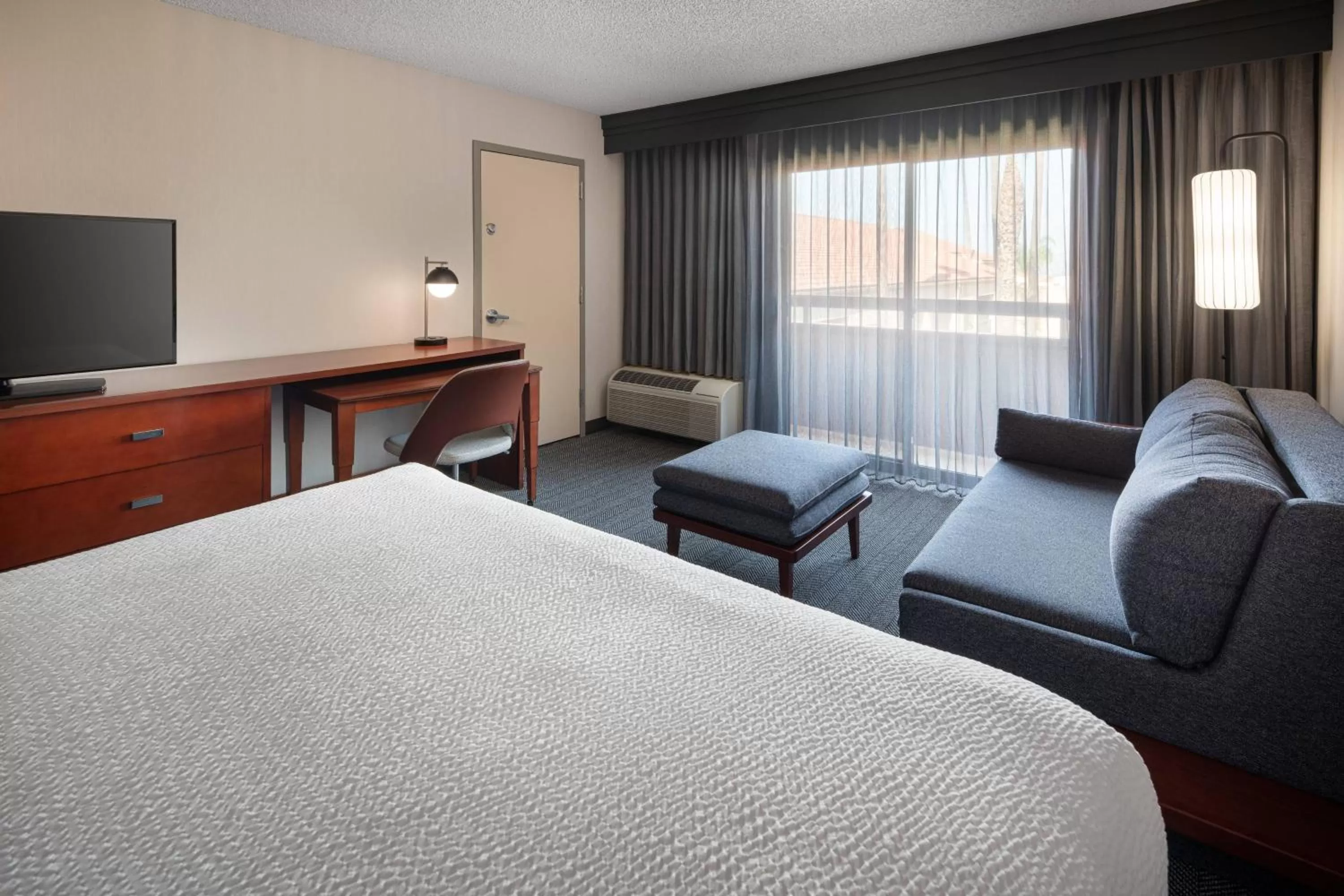 Photo of the whole room, Bed in Courtyard by Marriott Los Angeles Hacienda Heights Orange County