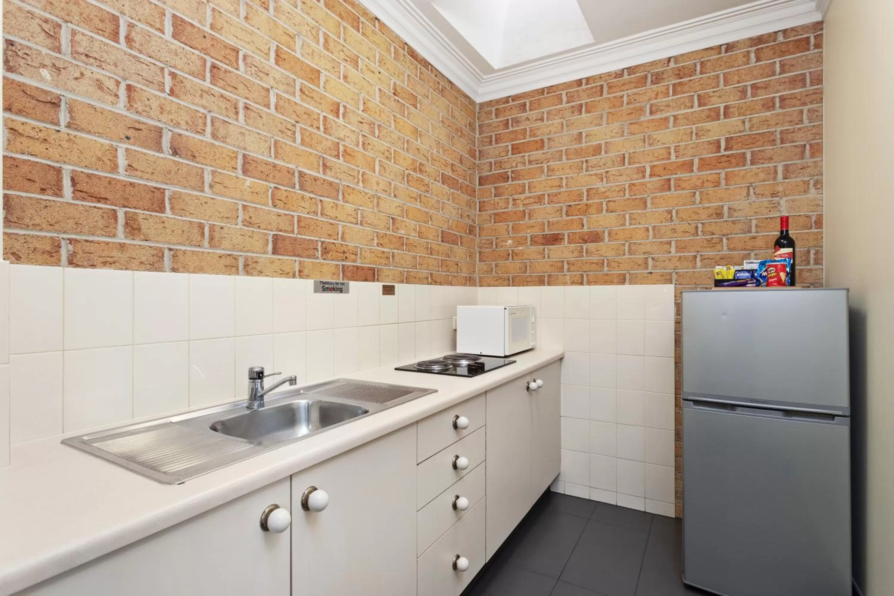 Kitchen or kitchenette in Coopers Colonial Motel