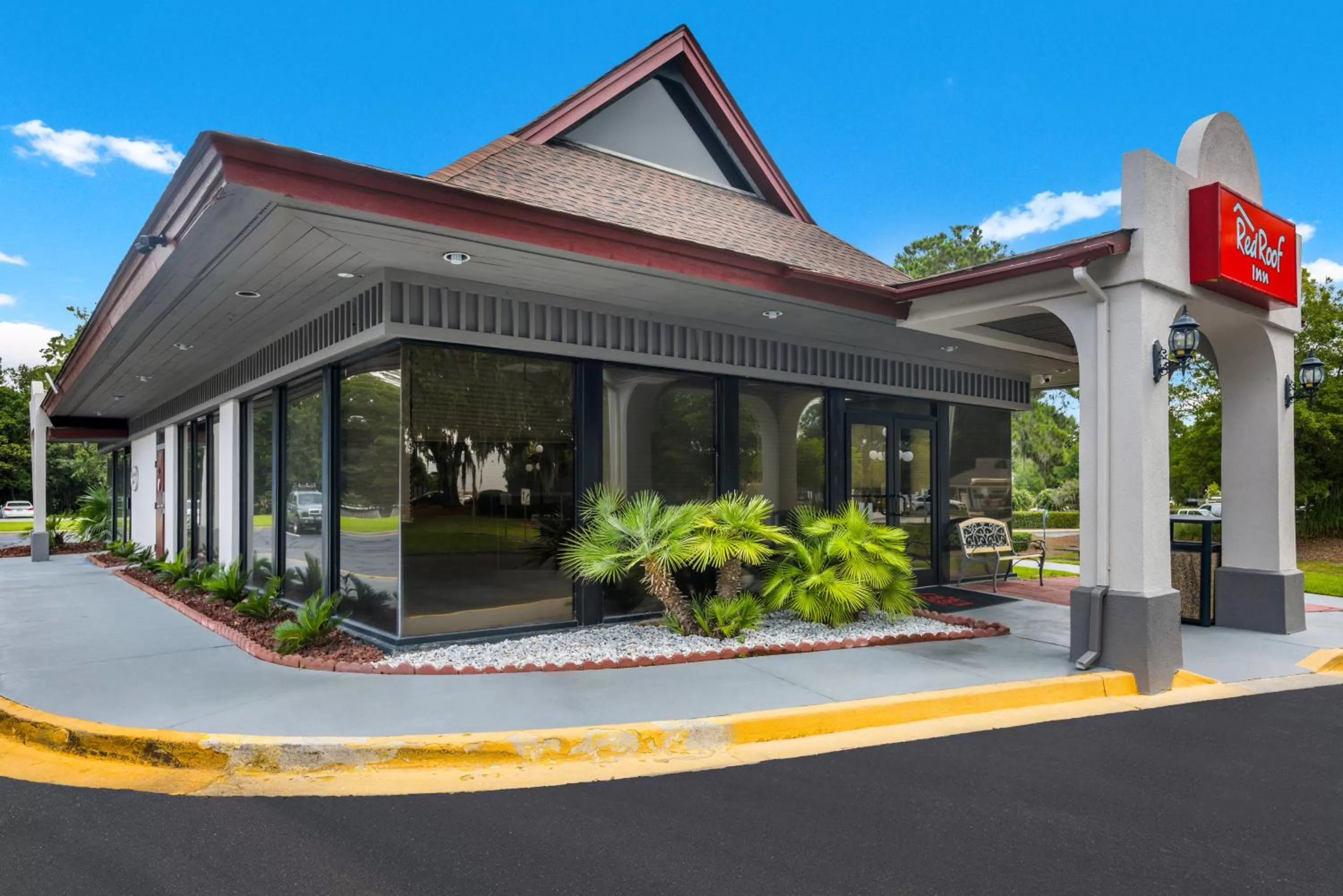 Property building in Red Roof Inn Savannah – Southside/Midtown