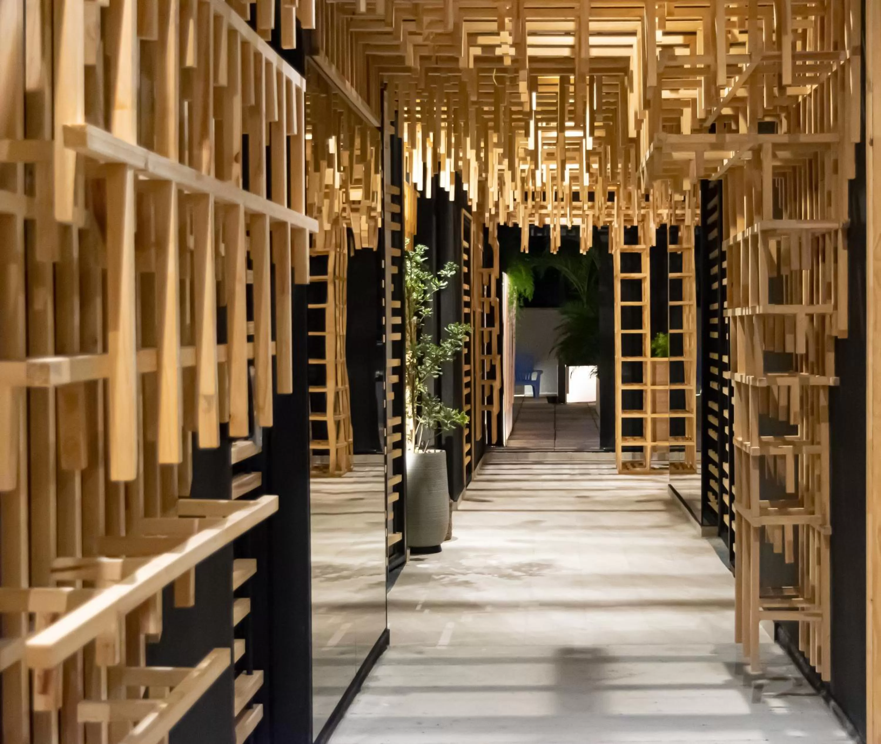 Restaurant/places to eat in FR Hotel