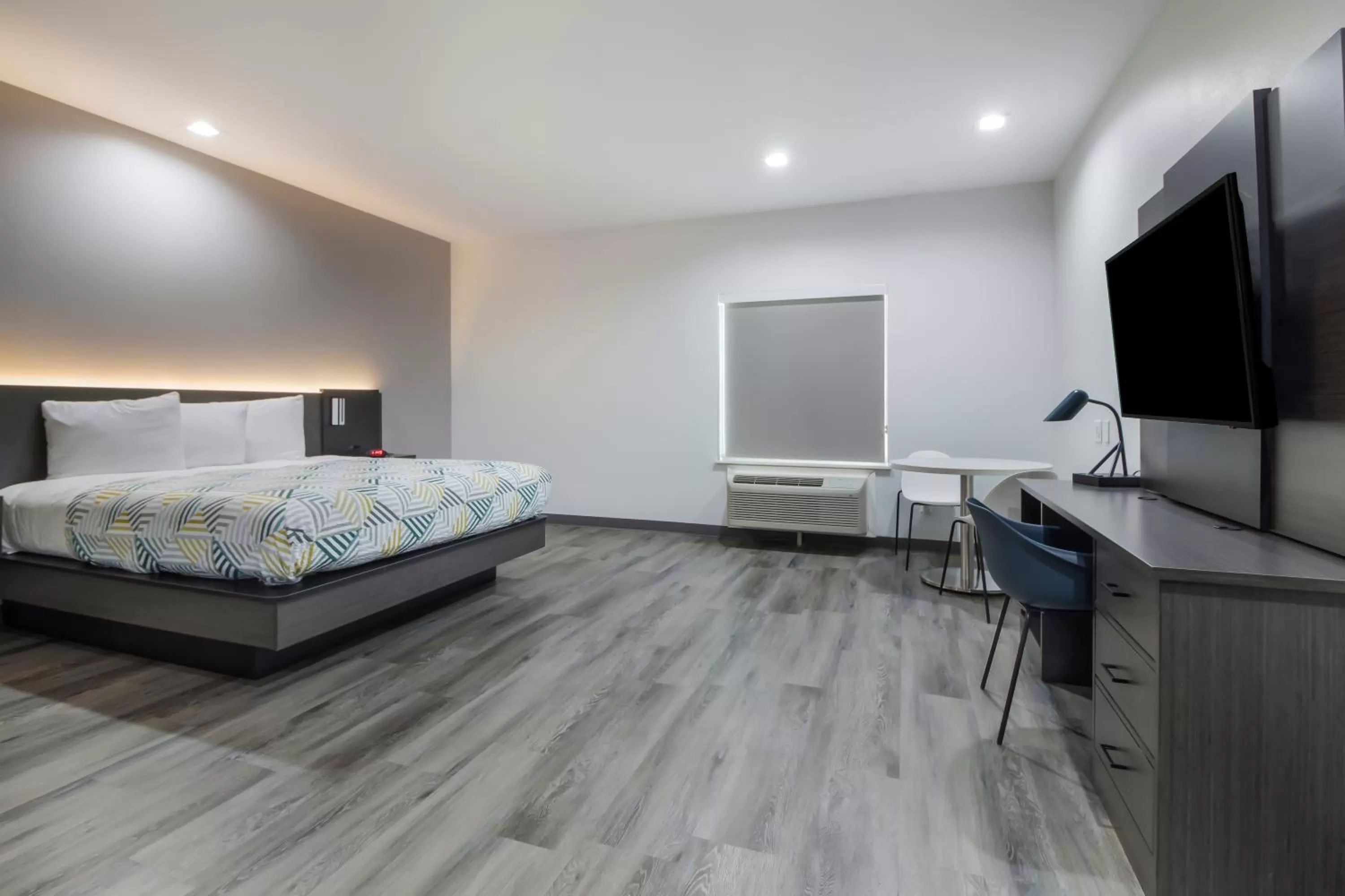 Bed in Studio 6 Katy, Tx