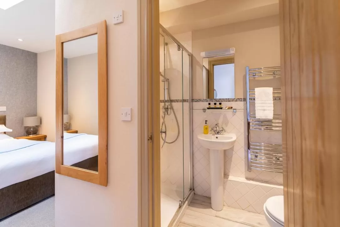 Shower, Bed in The Honingham Buck