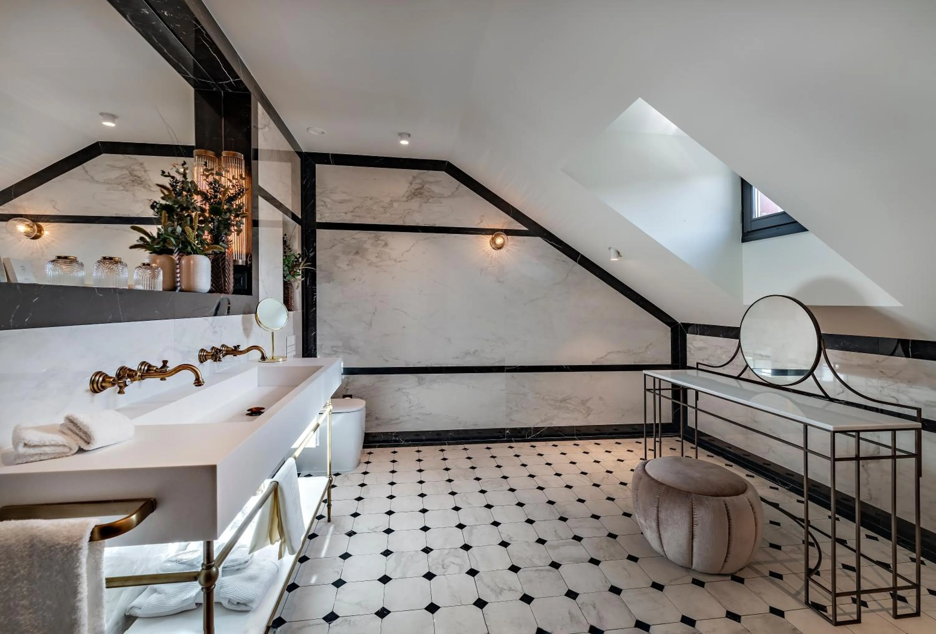 Bathroom, Bed in CoolRooms Palacio de Atocha