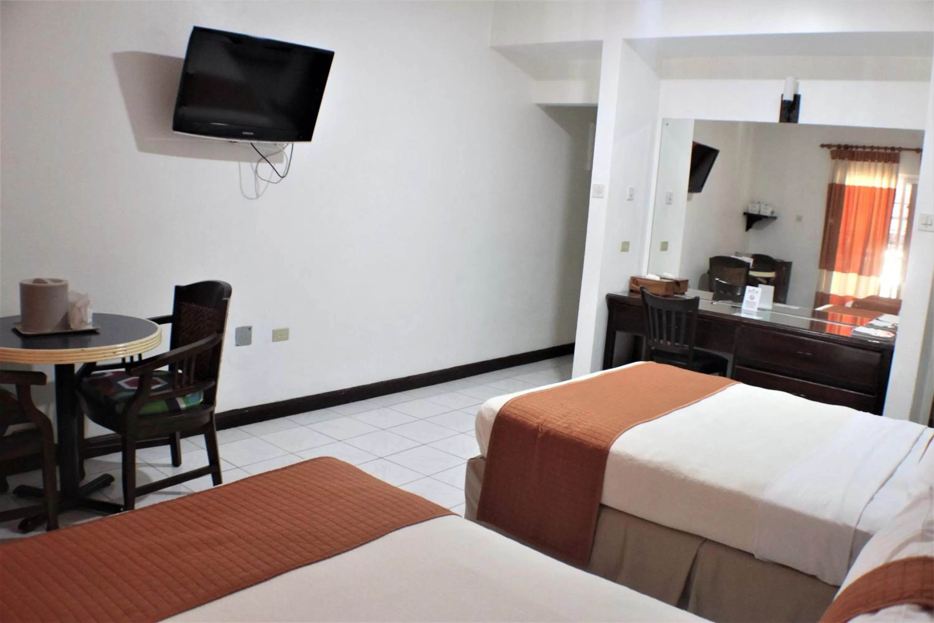 Photo of the whole room, Bed in Altamont Court Hotel