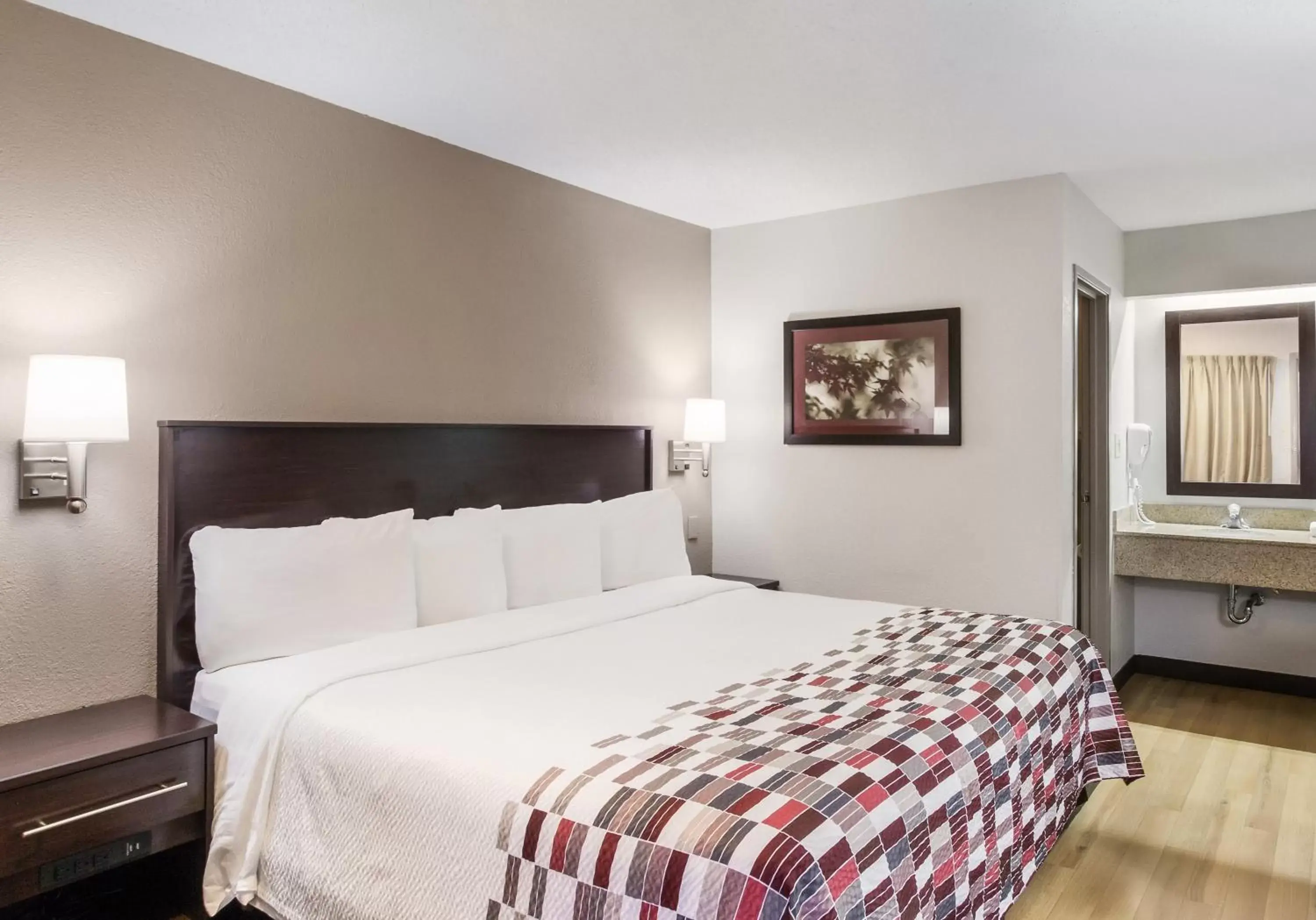 Standard King Room Smoke Free in Red Roof Inn Lexington Standard King Room Smoke Free in Red Roof Inn Lexington