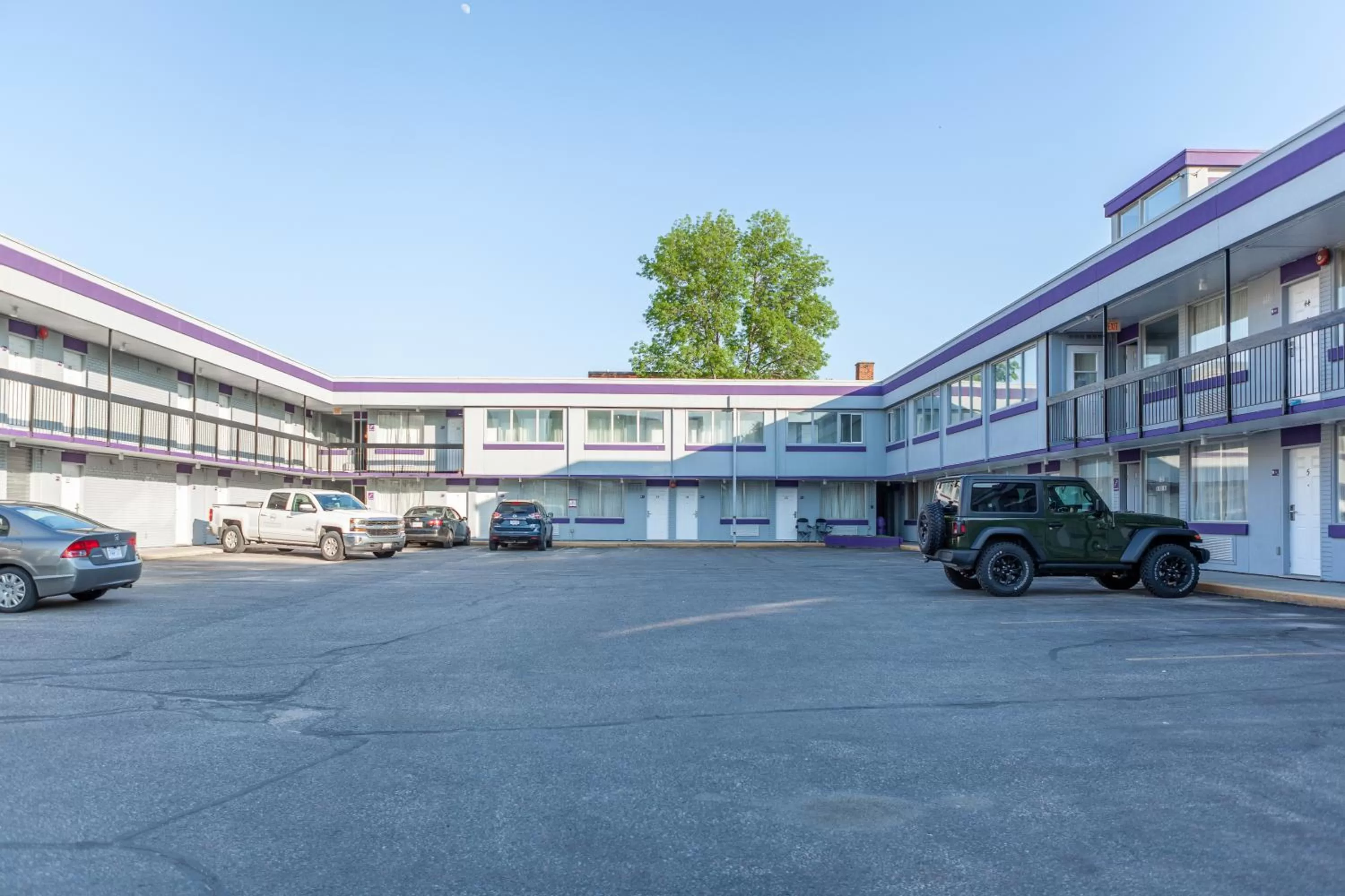 Property building in Knights Inn North Bay