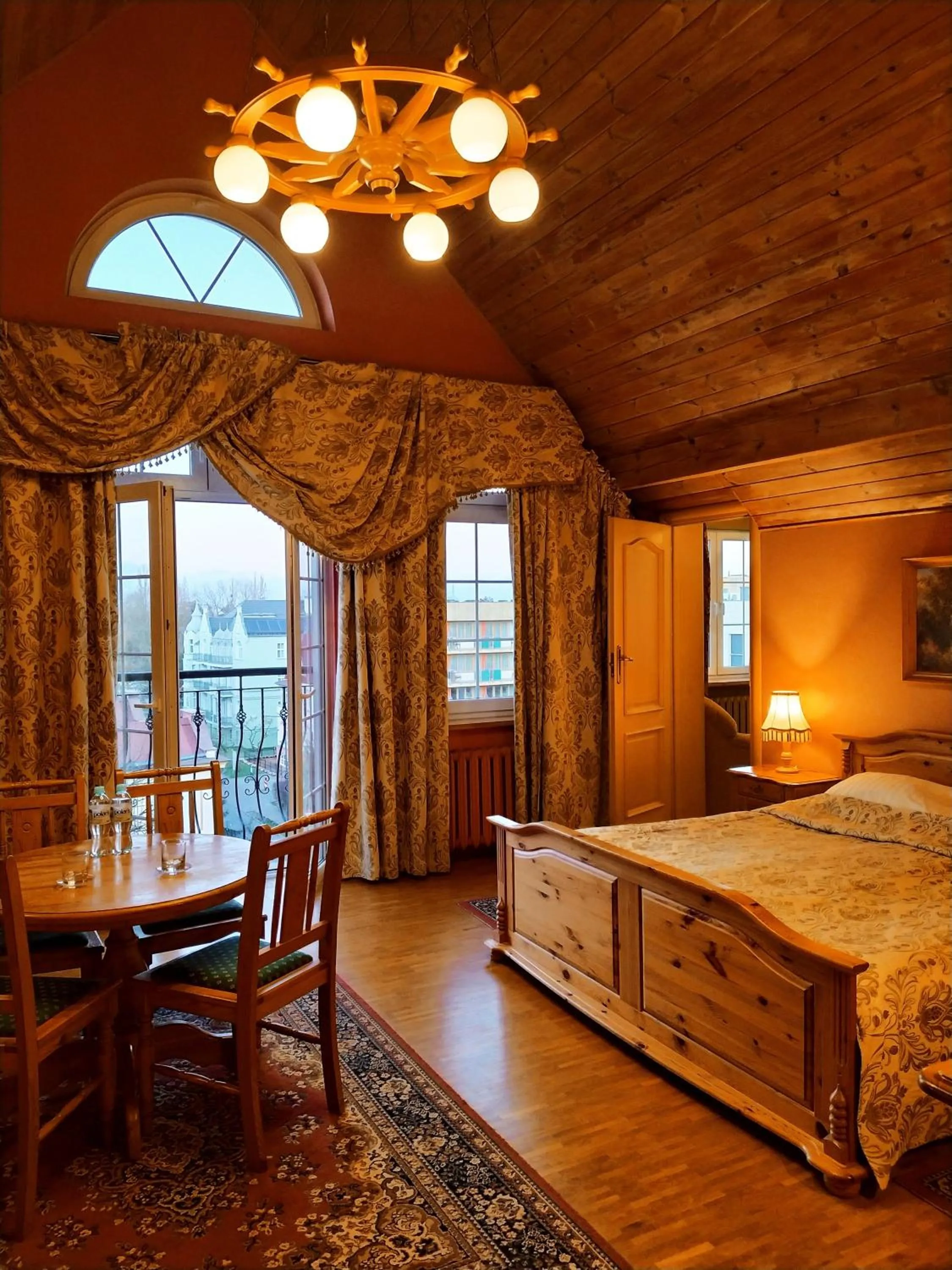 Balcony/Terrace, Bed in Hotel Polaris