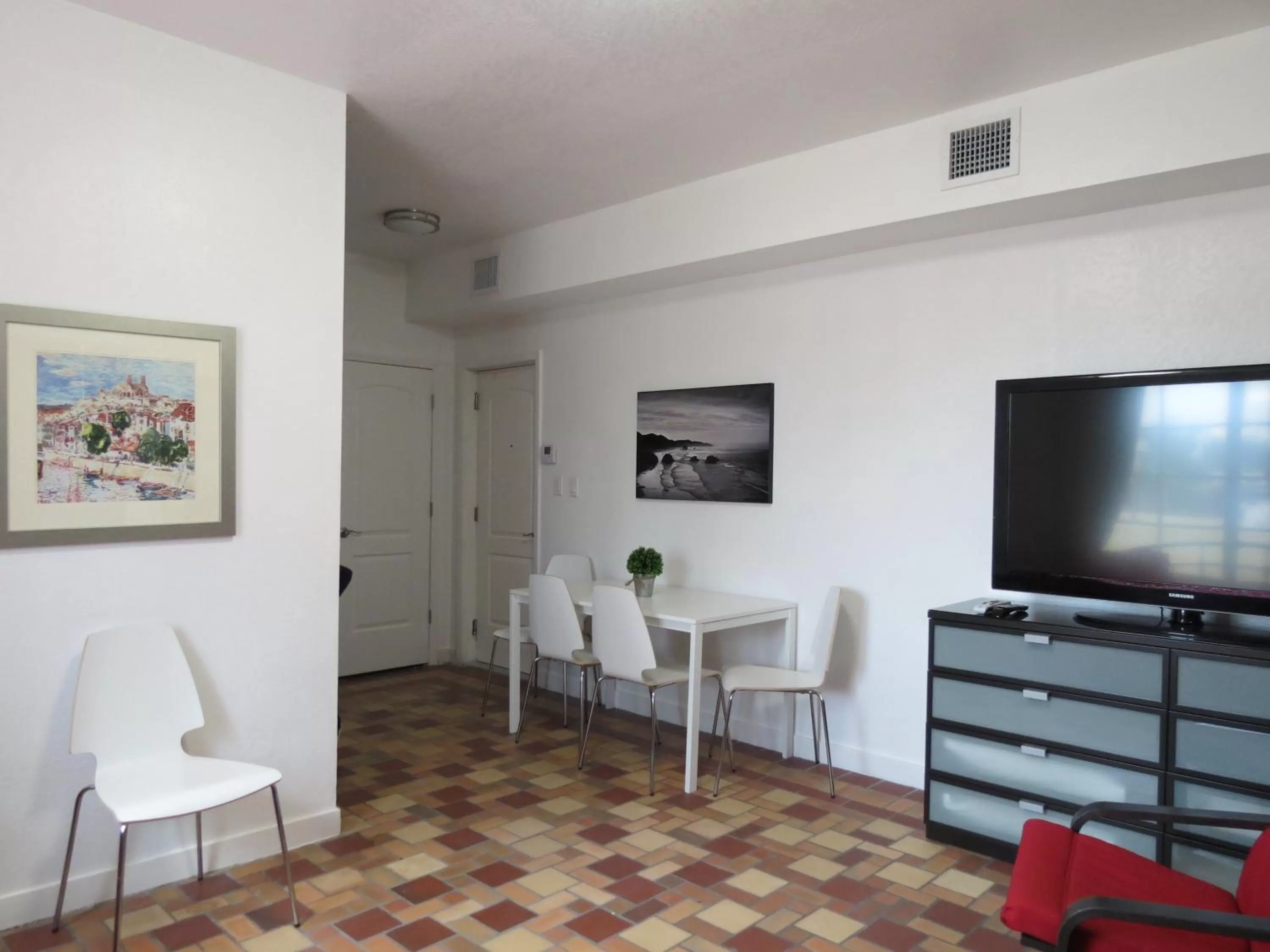 TV and multimedia in Harding Boutique Apartments