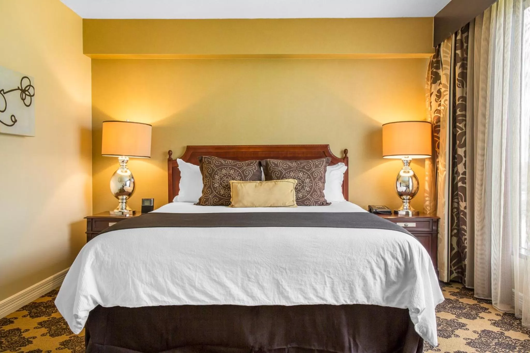 Bed in Omni Houston Hotel