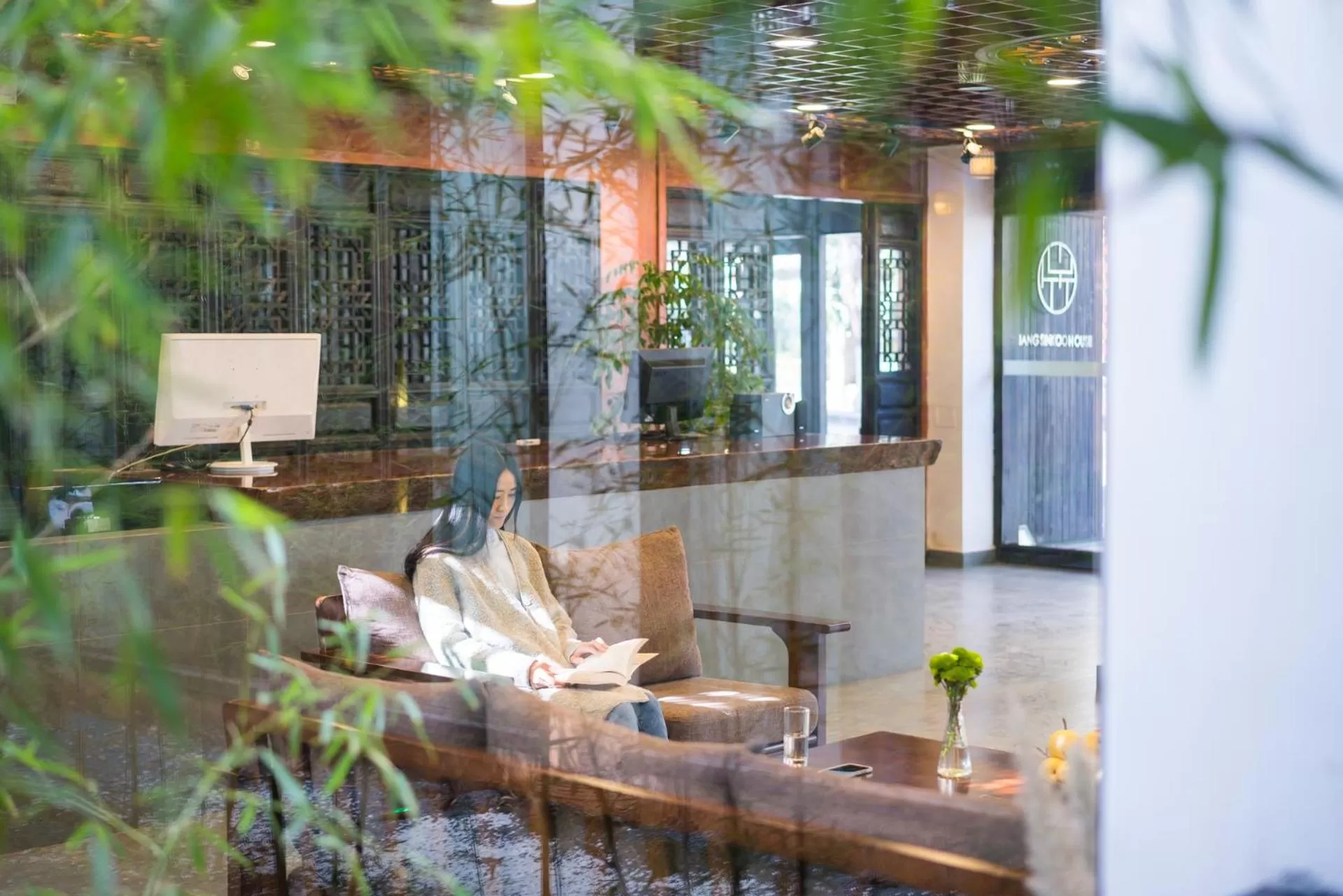 Communal lounge/ TV room in Lijiang Gemmer Hotel