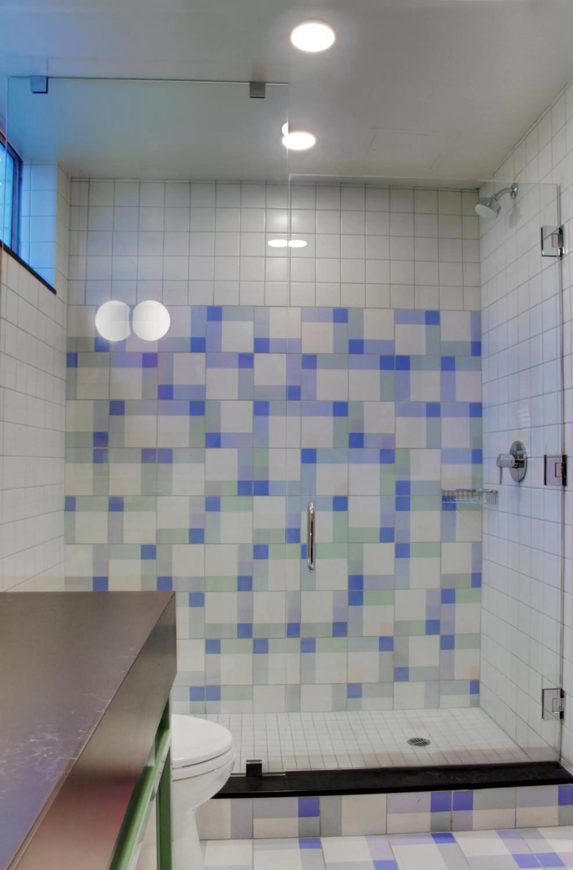 Shower in The Hollywood Franklin Hotel near Universal Studios