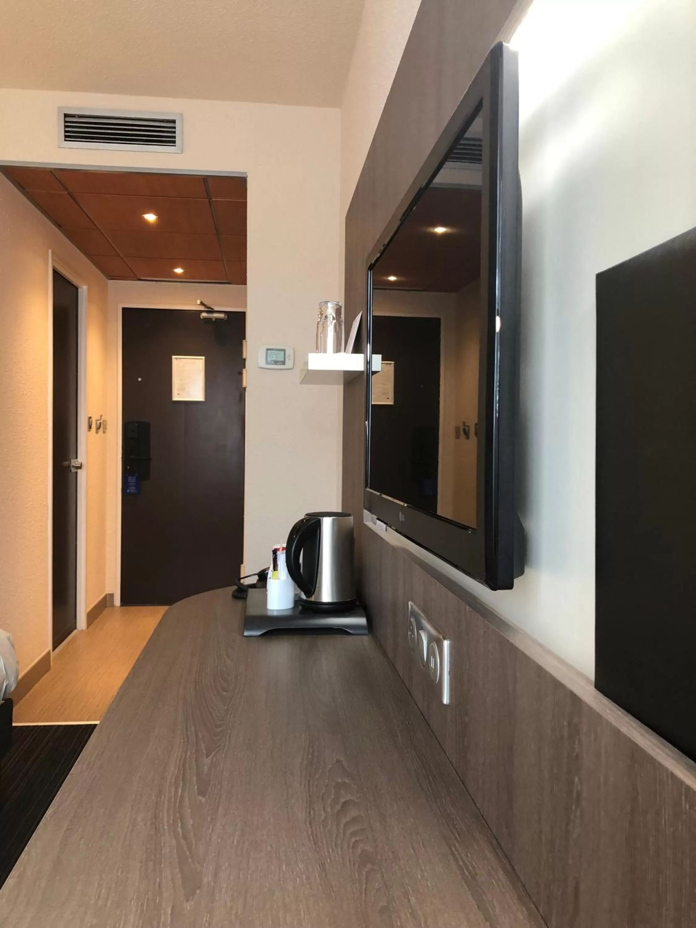 TV and multimedia in Best Western Marseille Aeroport