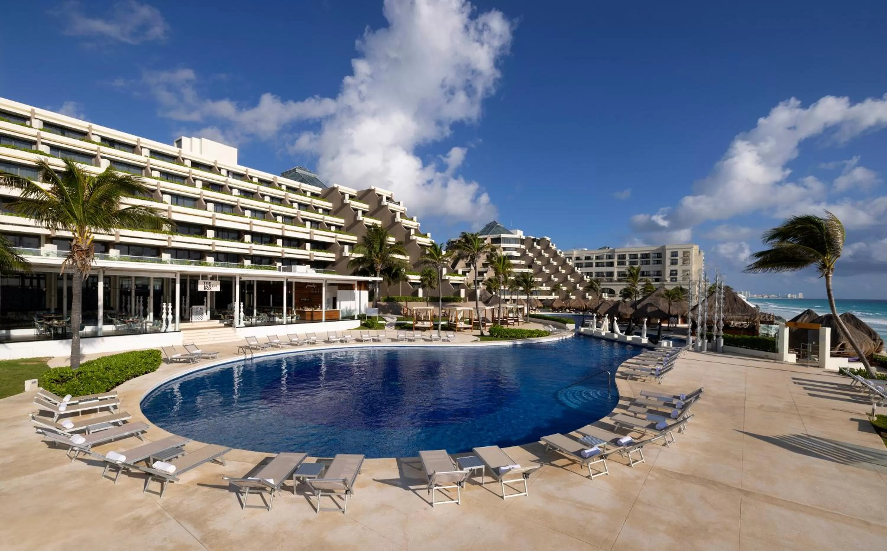 Swimming pool in Paradisus Cancun All Inclusive