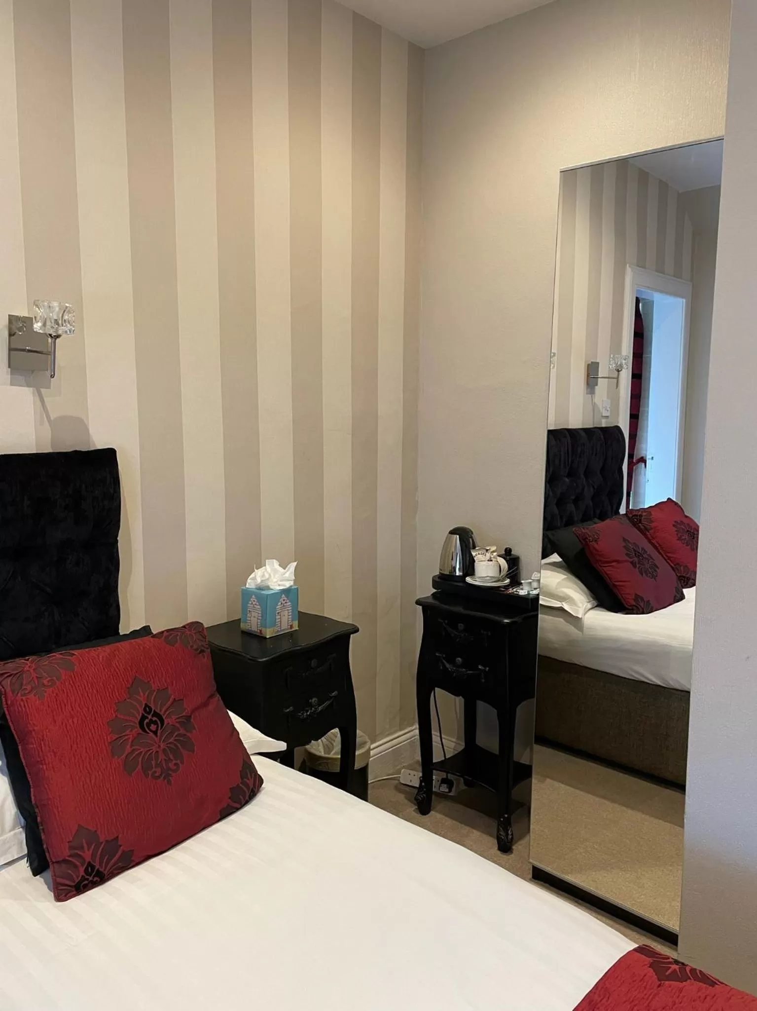 Bed in The Original Rosslyn Inn