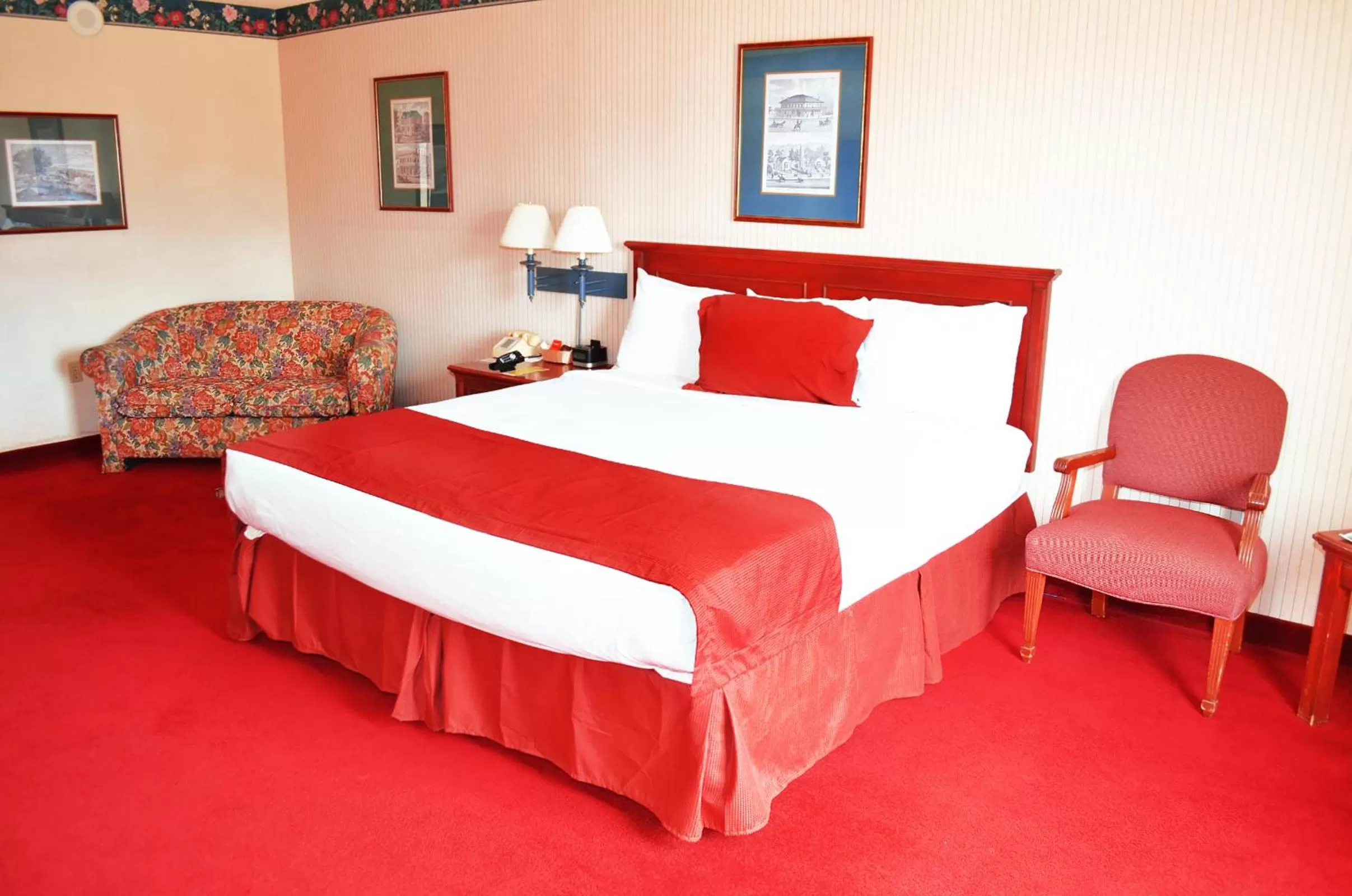 Photo of the whole room, Bed in Hoover Dam Lodge