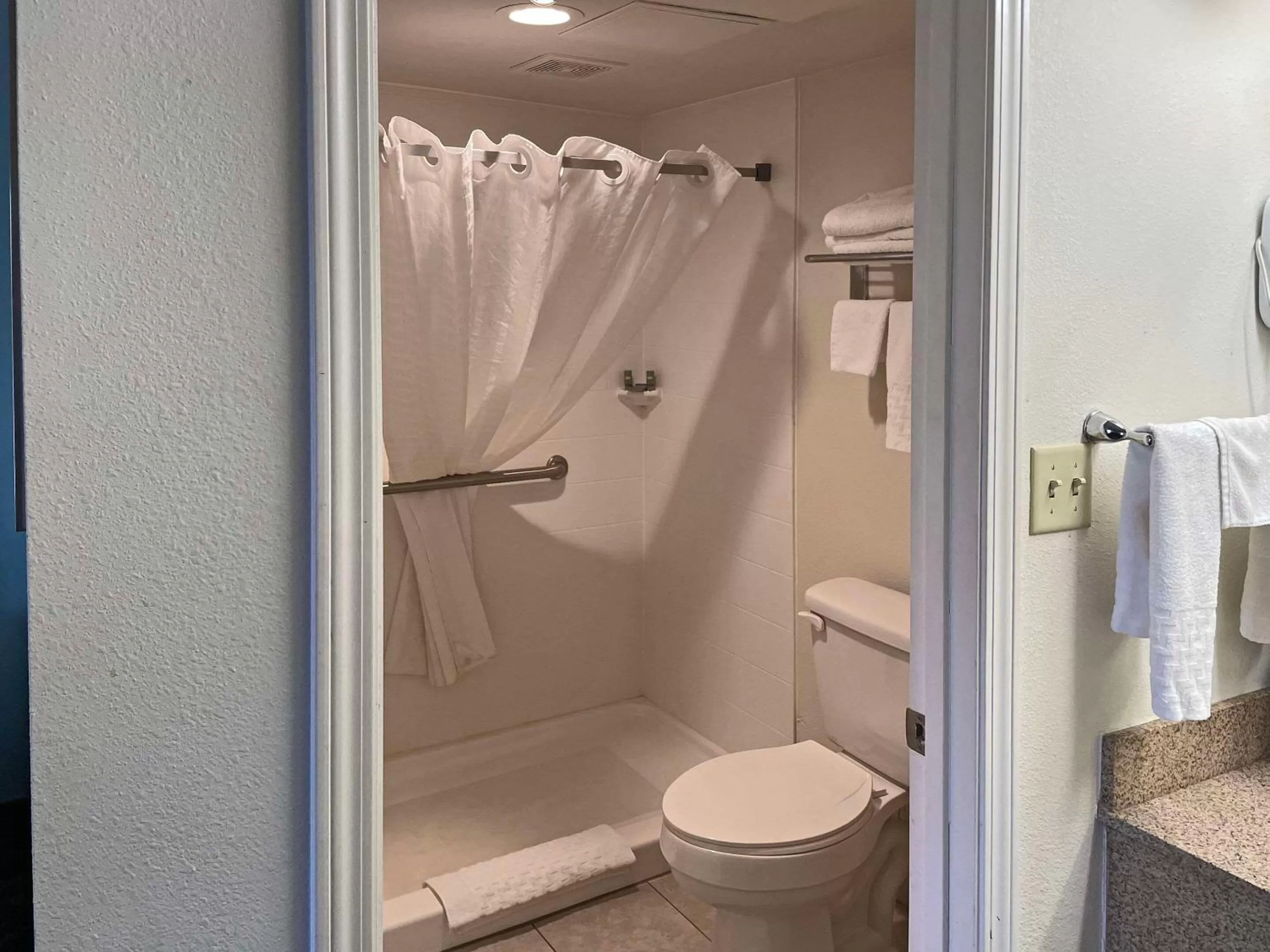 Bedroom in Quality Inn Clinton North