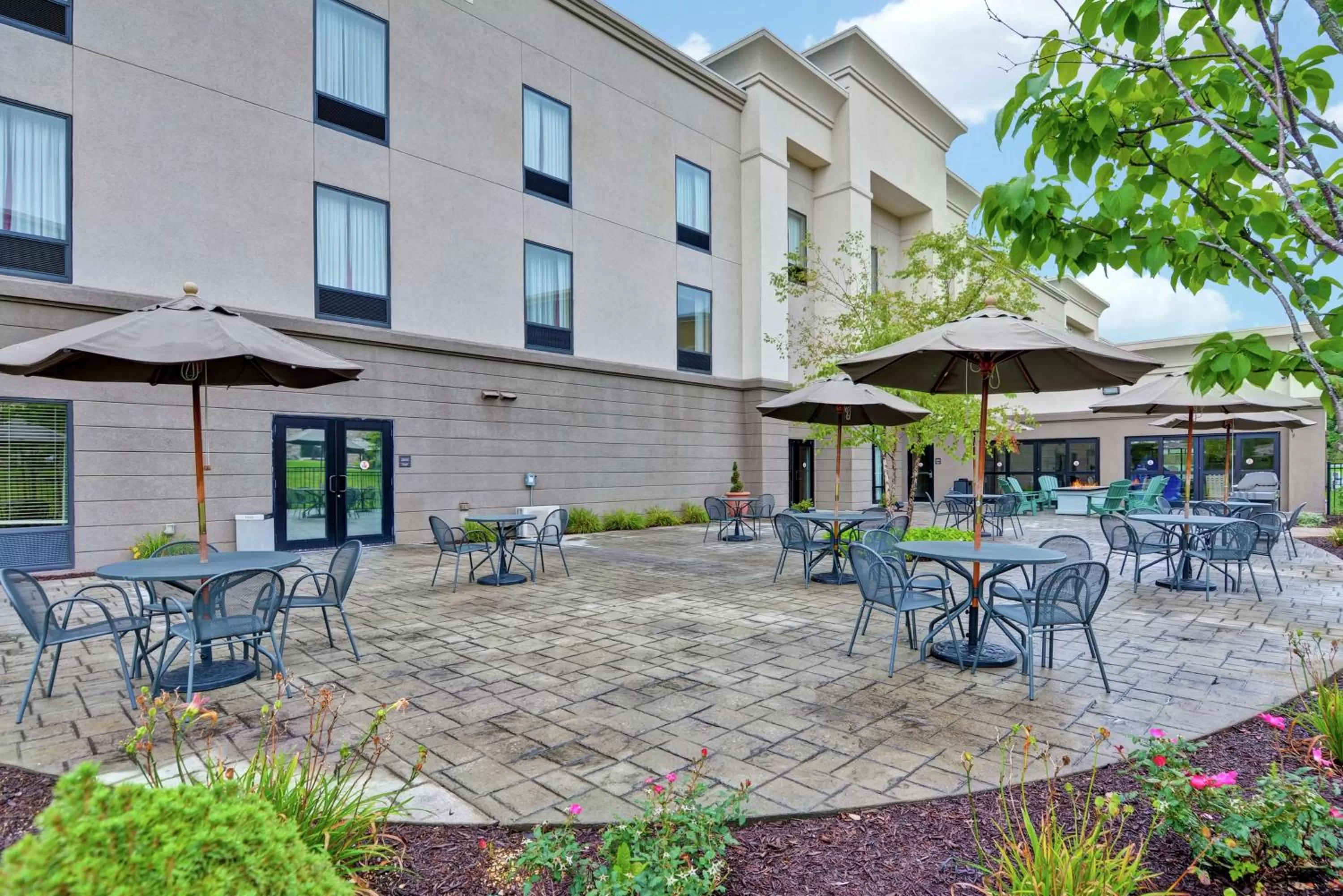 Patio in Hampton Inn and Suites New Hartford/Utica