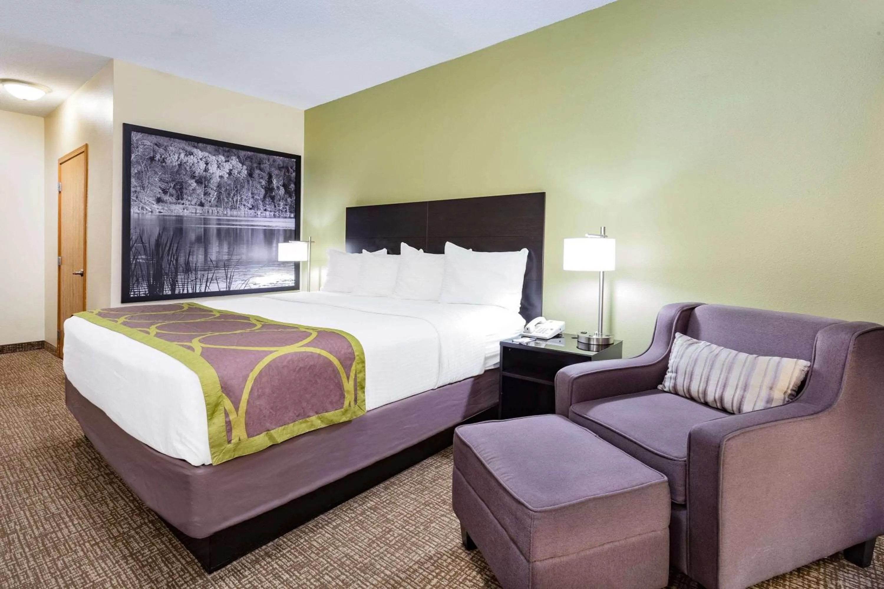 Photo of the whole room, Bed in Super 8 by Wyndham Emmetsburg