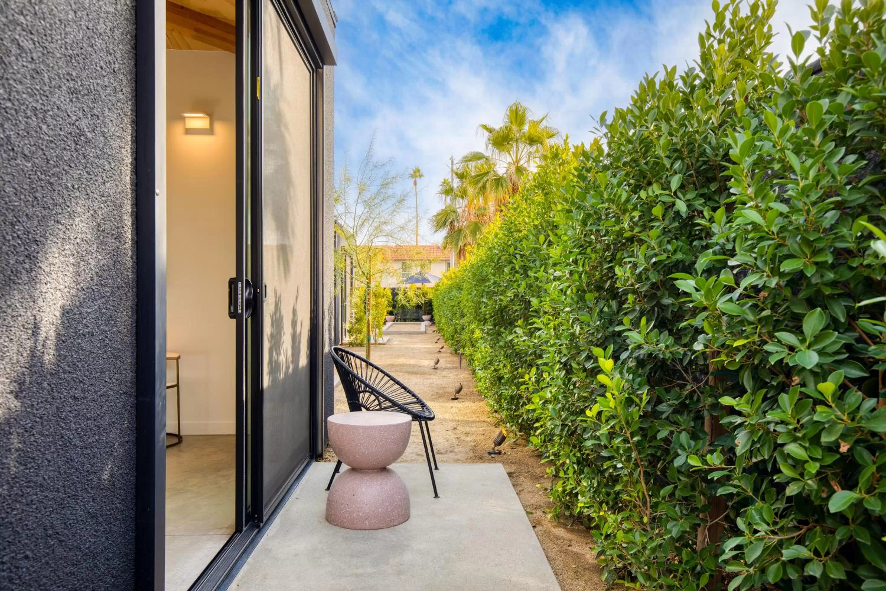 Deluxe Suite in Blackhaus Suites by AvantStay Modern Comfort in Downtown Palm Springs