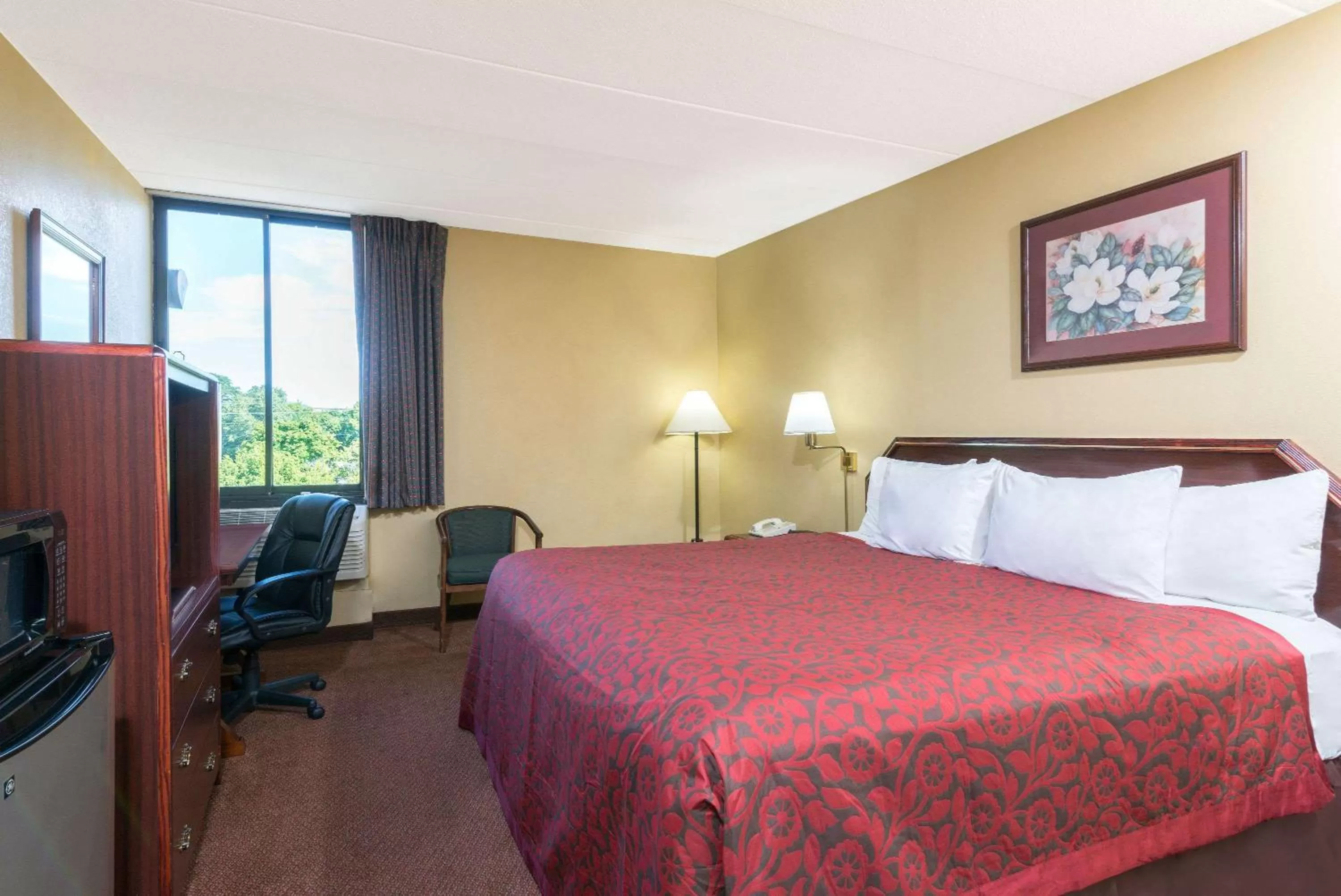 Photo of the whole room, Bed in Days Inn by Wyndham Hagerstown I-70