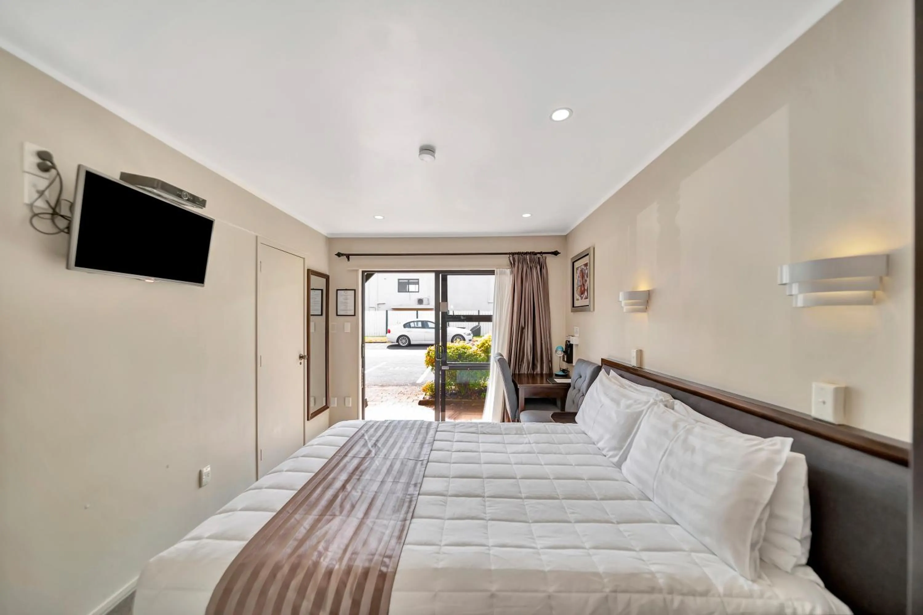 Bed in Tudor Court Motor Lodge