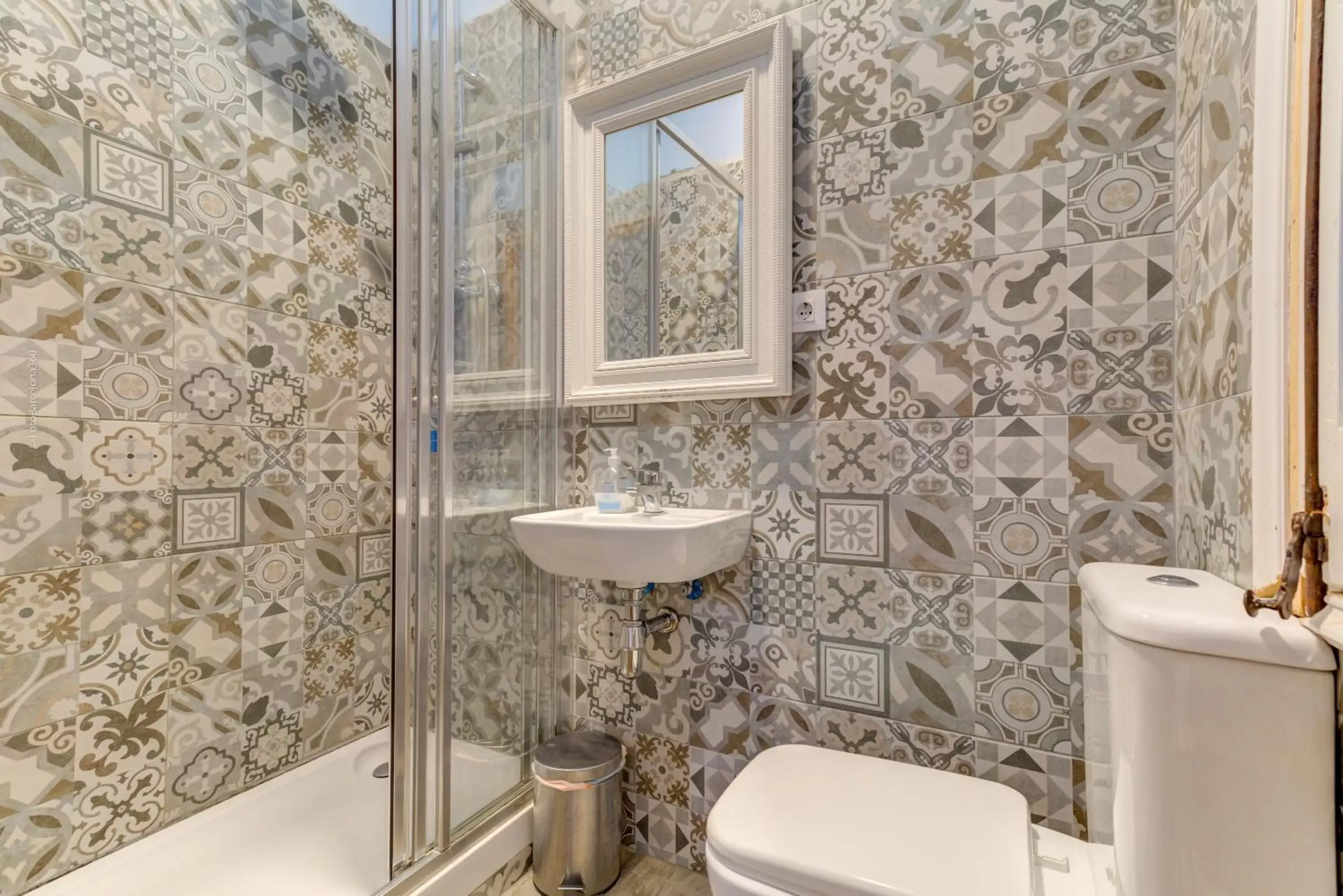 Superior Double with balcony and Private External Bathroom in Factory Suites Barcelona Superior Double with balcony and Private External Bathroom in Factory Suites Barcelona